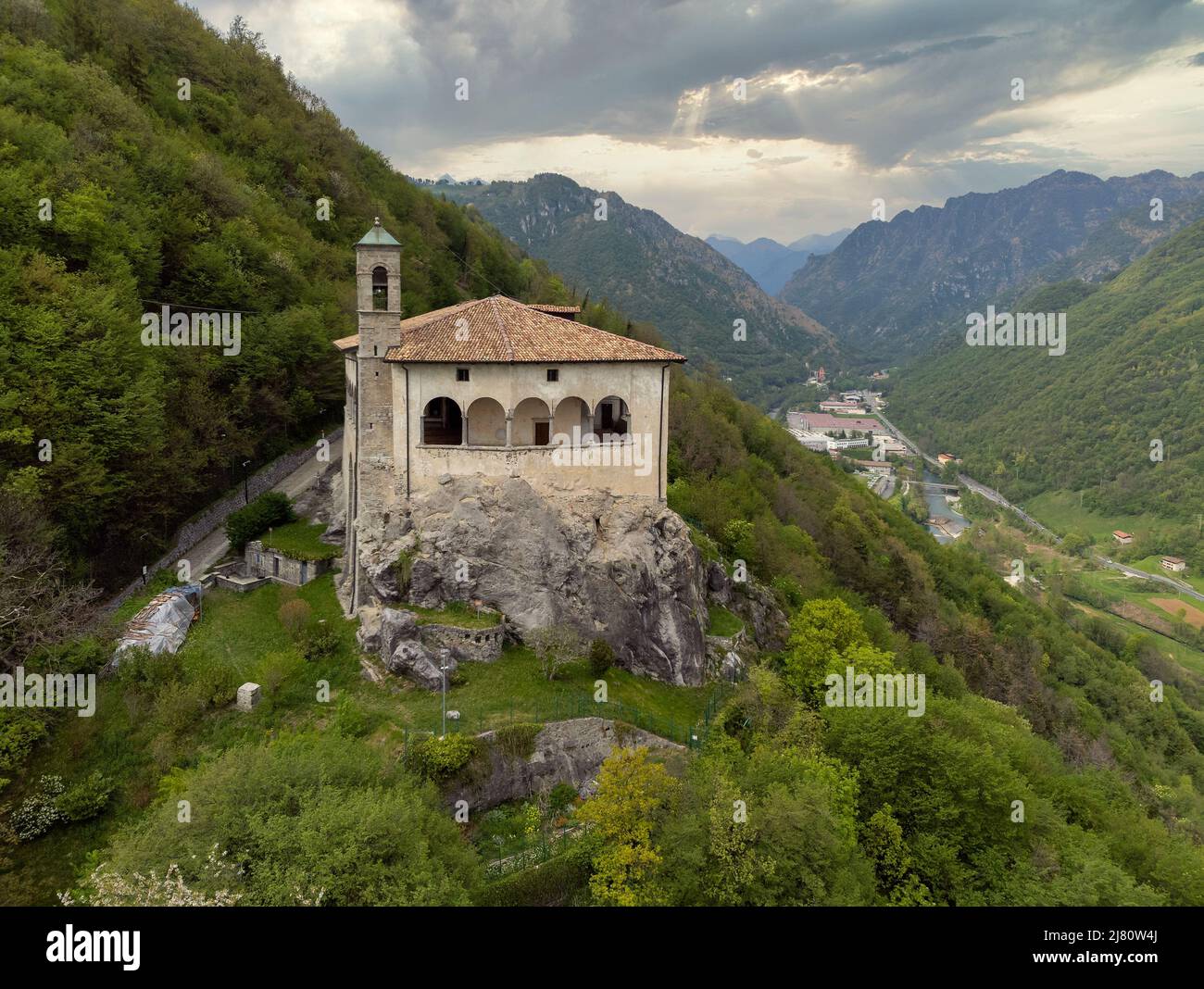 Santuario di San Patrizio su una scogliera, Colzate, Bergamo, Italia Foto Stock