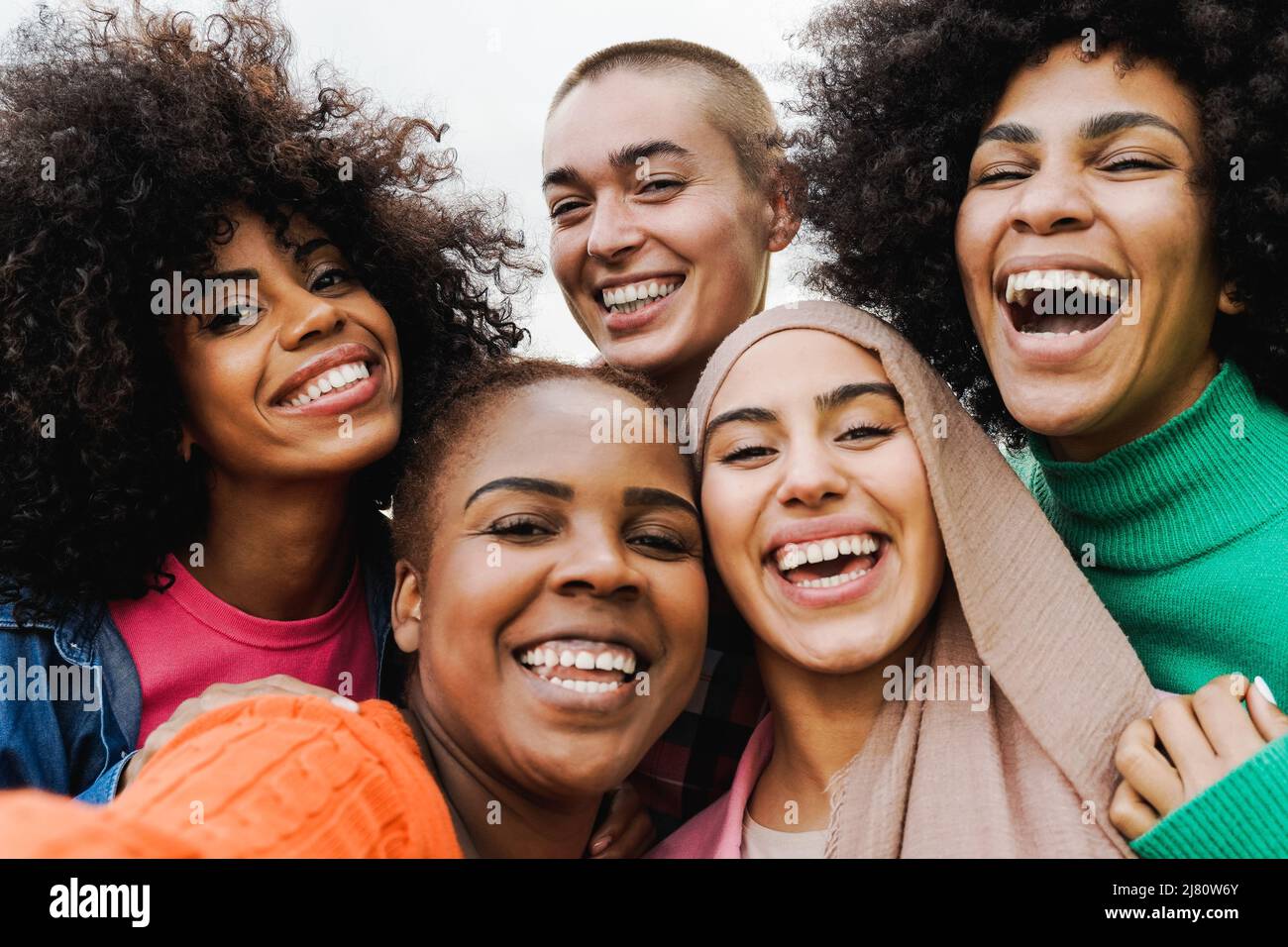 Le giovani donne multietniche che si divertono insieme all'aperto - Focus on Bald girl Face - Diversity lifestyle Concept Foto Stock