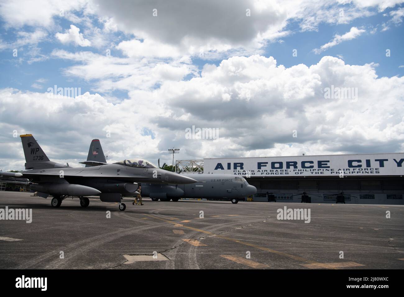 Un pilota F-16 Fighting Falcon del 80th Fighter Squadron, Kunsan Air base, Repubblica di Corea, si prepara al taxi presso la Clark Air base, Filippine, 7 maggio 2022. Utilizzando la base delle forze aeree filippine, l'Aeronautica militare statunitense è in grado di lavorare insieme a un partner internazionale per rafforzare la stabilità per un indoPacifico libero e aperto. (STATI UNITI Air Force foto di staff Sgt. Braden Anderson) Foto Stock