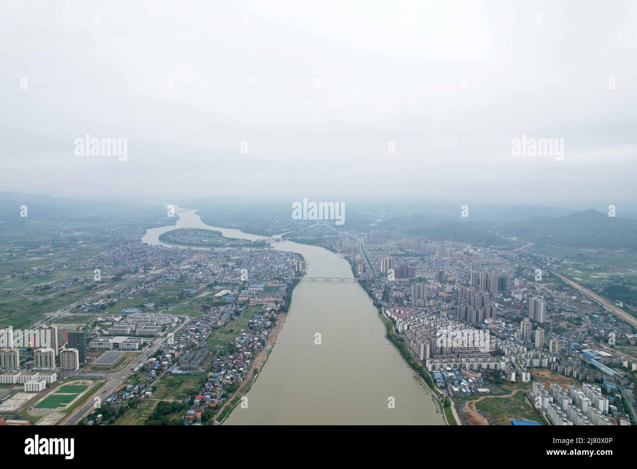 LIUZHOU, CINA - 11 MAGGIO 2022 - una foto aerea scattata con un veicolo aereo senza equipaggio mostra l'aumento del livello dell'acqua sulle estremità superiori della Pearl R. Foto Stock