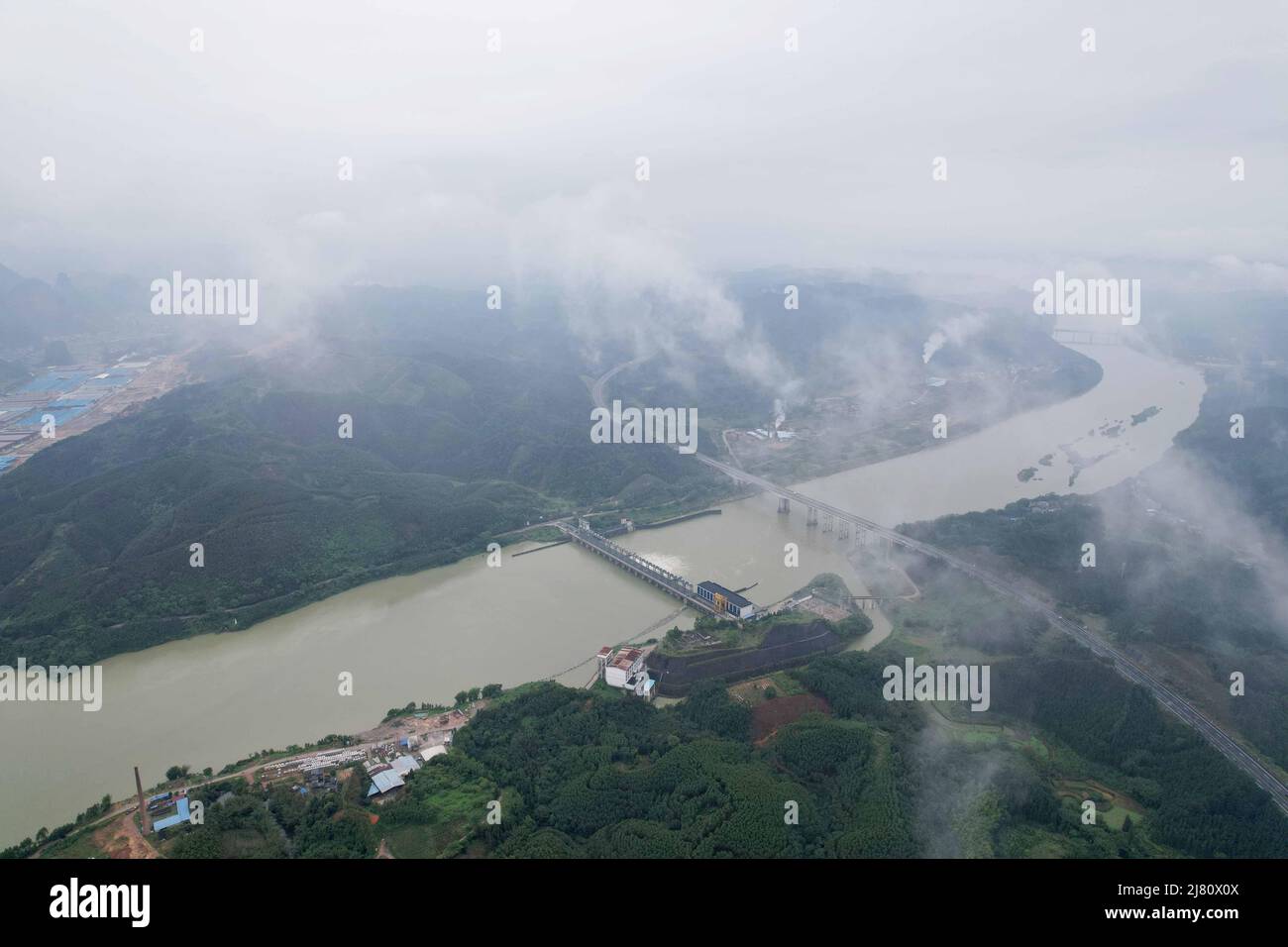 LIUZHOU, CINA - 11 MAGGIO 2022 - Una foto scattata il 11 maggio 2022 mostra la capacità di scarico dell'acqua della centrale idroelettrica di Pumice nella contea di Rongan, li Foto Stock