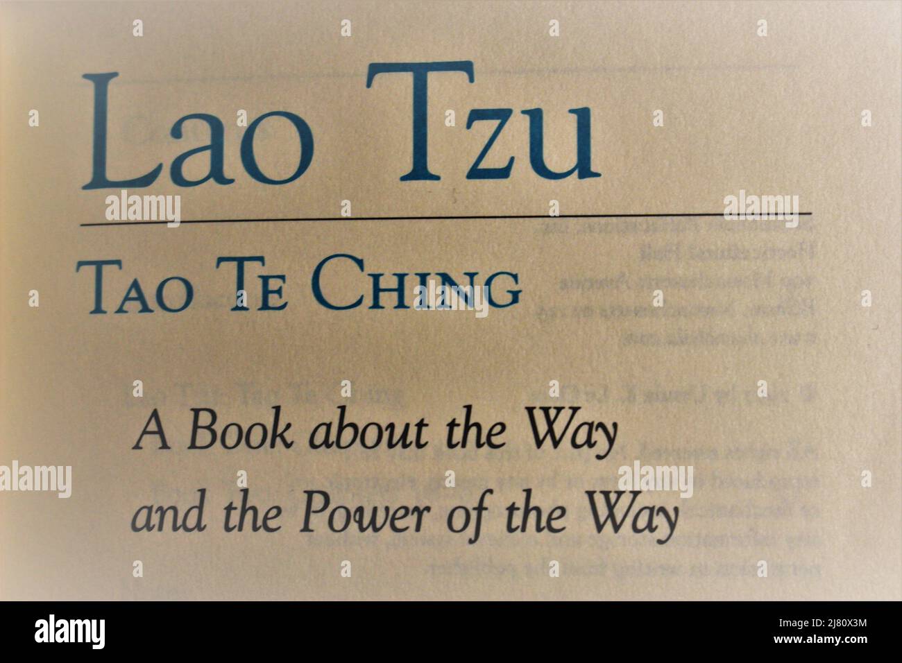 Amsterdam, Paesi Bassi - 11 aprile 2022: Copertina interna di una traduzione in inglese del Tao te Ching di Lao Tzu Foto Stock