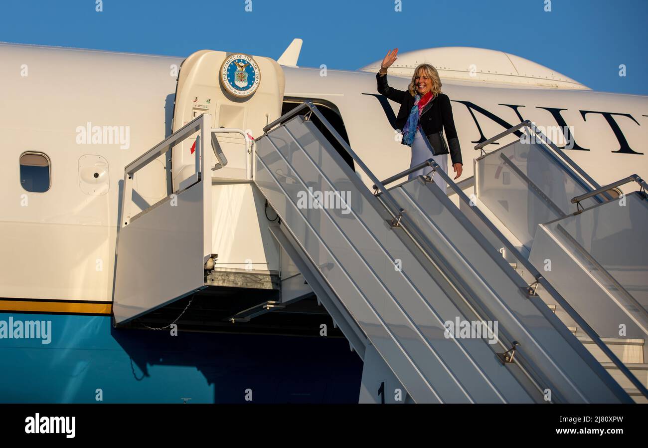 Prima Signora degli Stati Uniti, Jill Biden, cammina sull'aereo dopo un incontro e un saluto alla base aerea di Mihail Kogalniceanu, Romania, il 6 maggio 2022. La base aerea Mihail Kogalniceanu ospita numerosi alleati e partner della NATO a sostegno dell'inoperabilità e come impegno a difendere l'Europa. (STATI UNITI Esercito foto di SPC. Thurnapuf Valle, 5th Mobile Public Affairs distaccamento.) Foto Stock