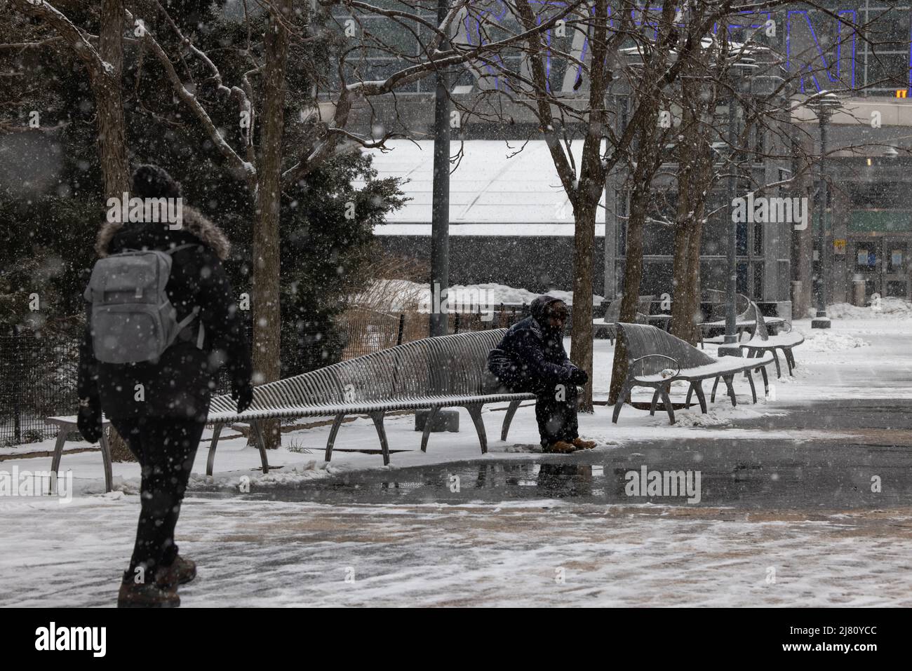 NEW YORK, N.Y. – 18 febbraio 2021: Le persone sono viste vicino al terminal dei traghetti di Staten Island a Lower Manhattan durante una tempesta invernale. Foto Stock