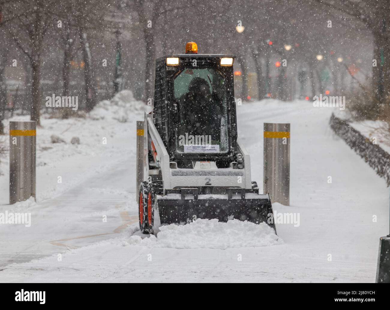 NEW YORK, N.Y. – 18 febbraio 2021: Un veicolo per la rimozione della neve è visto a Battery Park City durante una tempesta invernale. Foto Stock