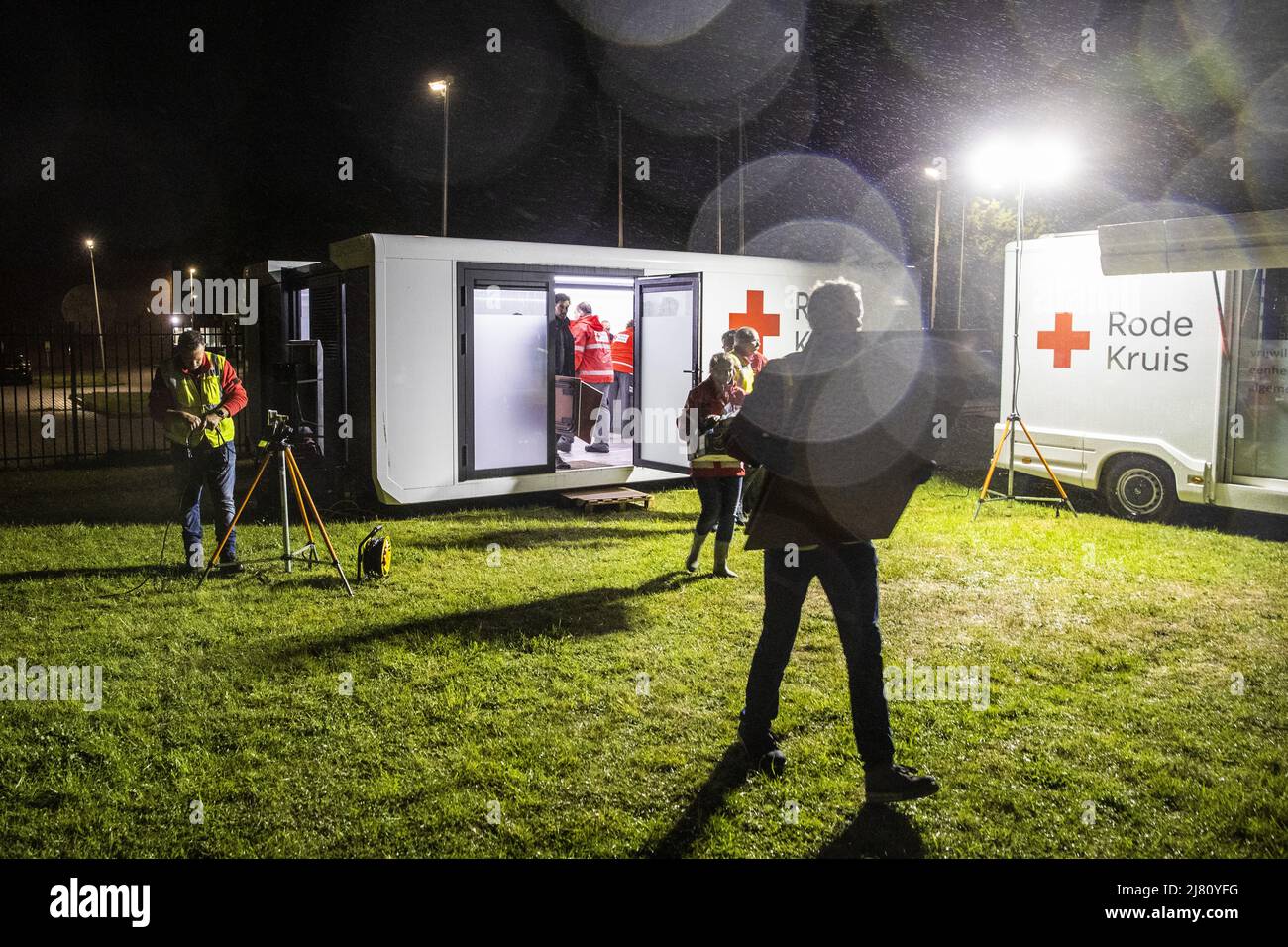 2022-05-12 00:00:41 ter APEL - la Croce Rossa ha istituito un alloggio di emergenza presso il centro di applicazione sovraffollato a Ter Apel per ricevere i richiedenti asilo. In precedenza, i richiedenti asilo minacciavano di dover dormire all'esterno perché non c'era spazio a disposizione. Alla fine hanno soggiornato in camere d'attesa nel centro. ANP VINCENT JANNINK olanda OUT - belgio OUT Foto Stock