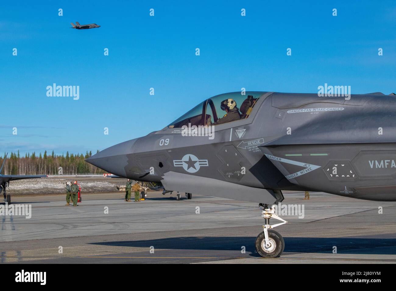 Un velivolo del corpo marino degli Stati Uniti F-35B Lightning II con attacco del caccia marino Squadron 242 taxi giù la pista per le operazioni di volo per ottenere familiarizzare con l'aria per sostenere l'esercitazione BANDIERA ROSSA-Alaska 22-1 alla base di aeronautica di Eielson, Alaska, 3 maggio 2022. RF-A funge da piattaforma ideale per il coinvolgimento internazionale, consentendo lo scambio di tattiche, tecniche e procedure migliorando al contempo l'interoperabilità per mantenere un indoPacifico libero e aperto. (STATI UNITI Foto del corpo marino di Lance CPL. Ryan Ulbarri) Foto Stock