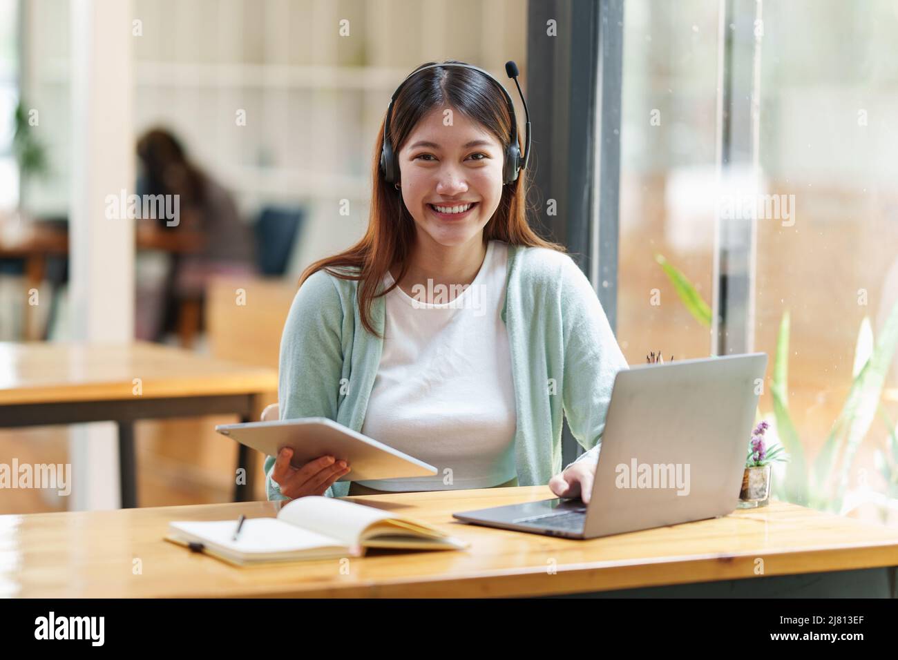 E-learning Online Education Concept. Donna asiatica attento studente video conferenza e-learning con insegnante su computer portatile a casa. Foto Stock