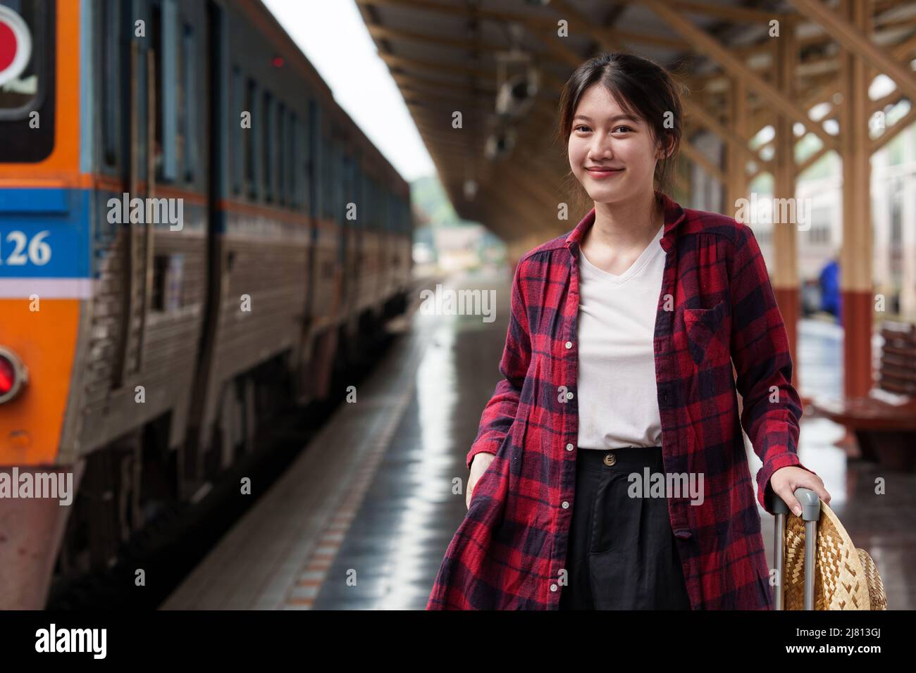 Il viaggiatore con zaino va al viaggio estivo in treno. Concetto di viaggio. Foto Stock