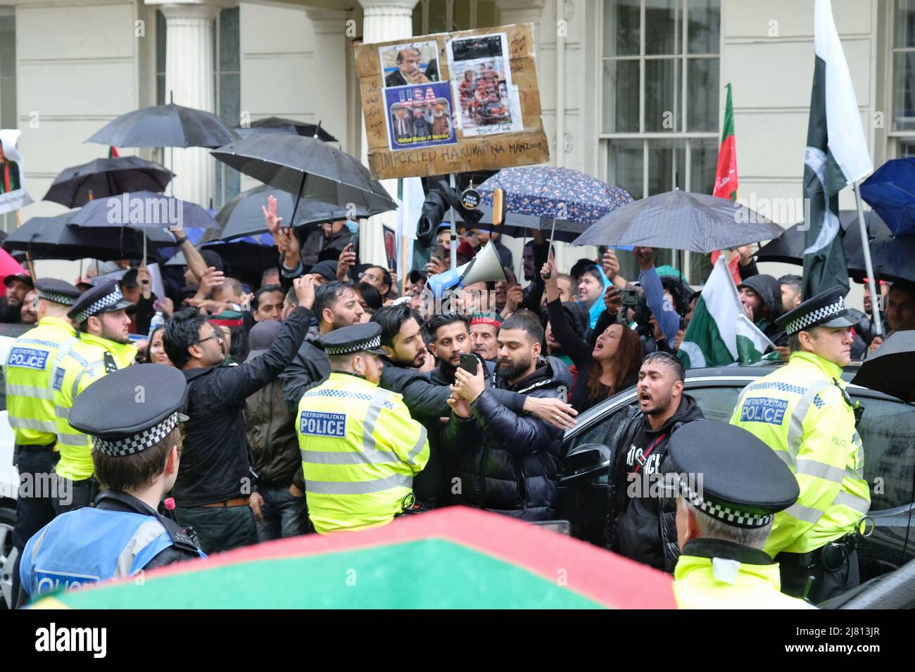 Londra, Regno Unito, 11th maggio 2022. Il primo ministro pakistano Shehbaz Sherif visita la capitale per un incontro d'emergenza con il fratello maggiore - e anche ex leader del paese, Nawaz Sherif per discutere la situazione politica nel paese. I sostenitori di imran Khan, per lo più in linea con il suo partito politico PTI, hanno organizzato una protesta al di fuori della Stanhope House, dove il figlio di Sherif Hassan ha un ufficio. I sostenitori di Khan all’estero, e in Pakistan, chiedono il ripristino della sua prima o delle elezioni. I contromanifestanti hanno accolto con favore la visita del Premier e hanno tenuto cartelli segnalanti Kha Foto Stock