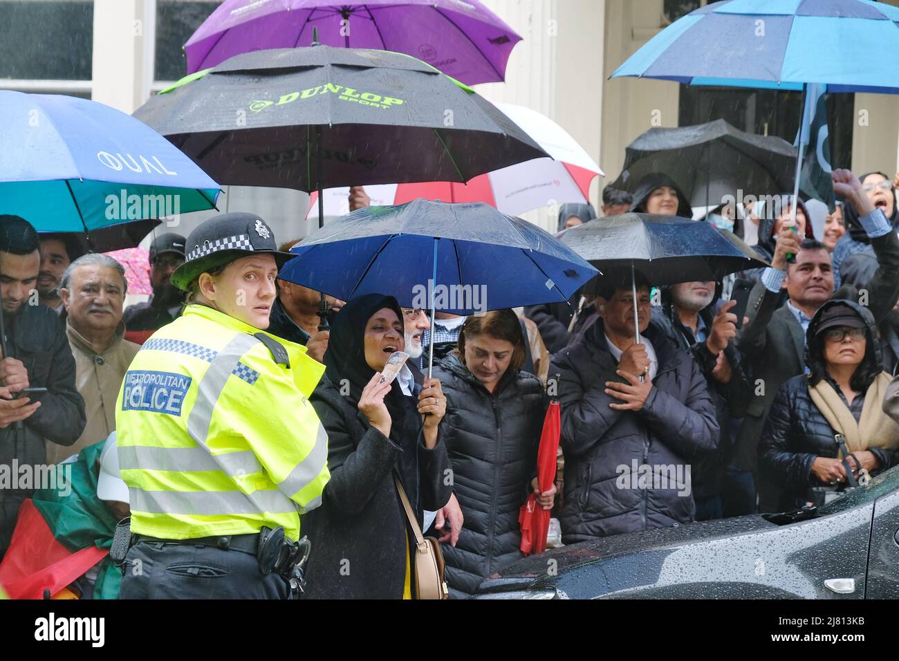 Londra, Regno Unito, 11th maggio 2022. Il primo ministro pakistano Shehbaz Sherif visita la capitale per un incontro d'emergenza con il fratello maggiore - e anche ex leader del paese, Nawaz Sherif per discutere la situazione politica nel paese. I sostenitori di imran Khan, per lo più in linea con il suo partito politico PTI, hanno organizzato una protesta al di fuori della Stanhope House, dove il figlio di Sherif Hassan ha un ufficio. I sostenitori di Khan all’estero, e in Pakistan, chiedono il ripristino della sua prima o delle elezioni. I contromanifestanti hanno accolto con favore la visita del Premier e hanno tenuto cartelli segnalanti Kha Foto Stock