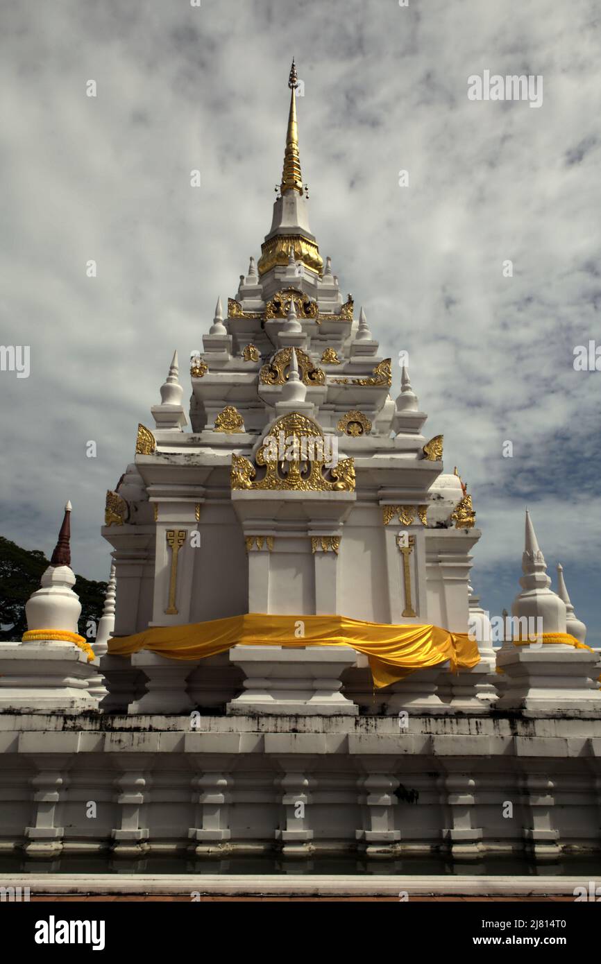 Wat Phra Borommathat Chaiya, un antico stupa buddista costruito in stile architettonico Srivijayan a Chaiya, Surat Thani, Thailandia. Foto Stock