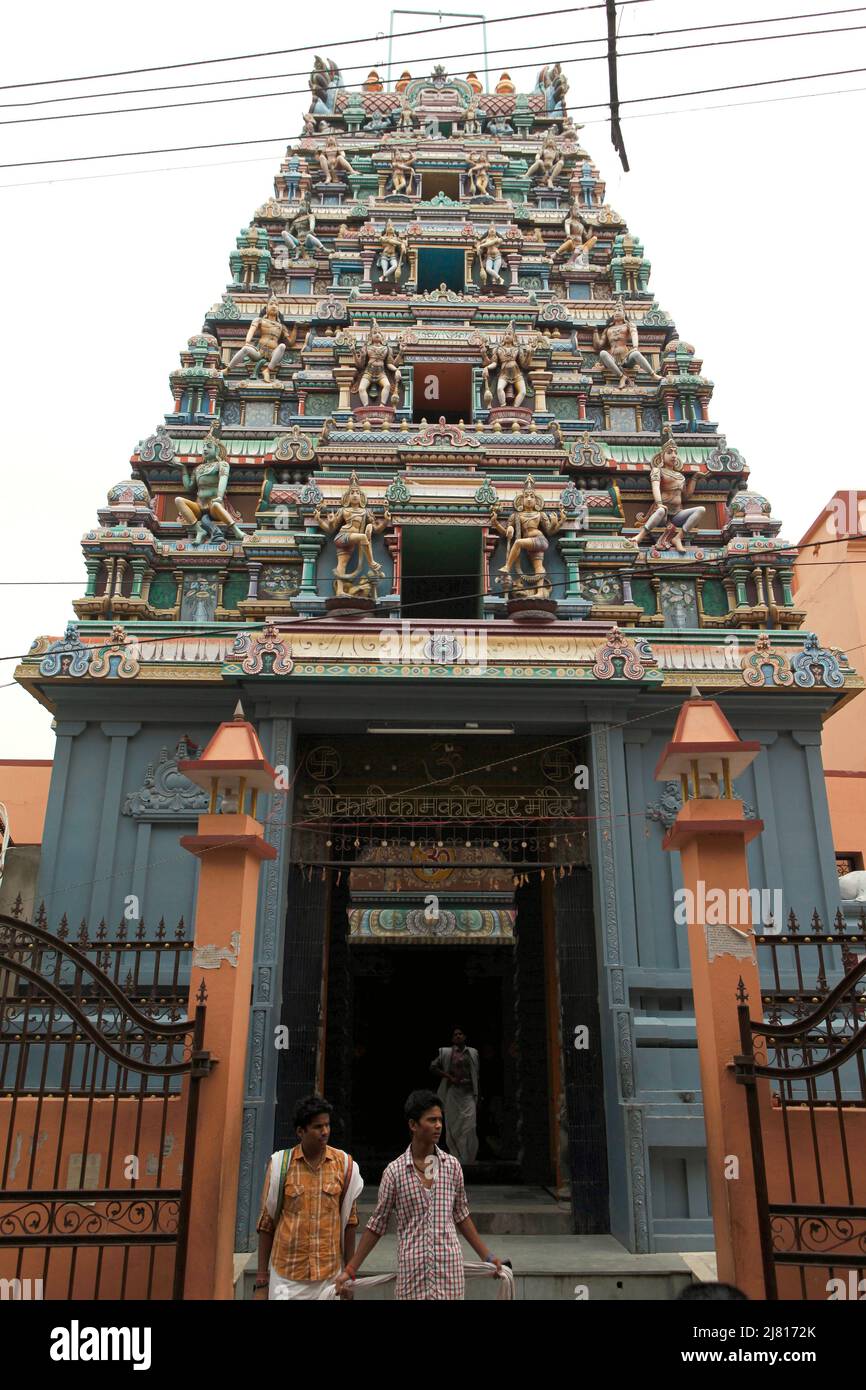 Sri Kanchi Kamakoti Peeetam tempio che costruito in stile architettonico dell'India del Sud, situato a Varanasi, Utar Pradesh, India. Foto Stock