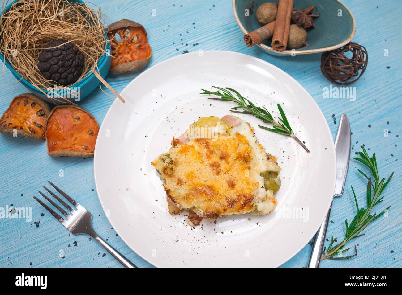 Pancetta e cavolini di bruxelles gratinati. Pancetta, formaggio e germogli di bruxelles tutti cotti in una salsa cremosa. Foto Stock