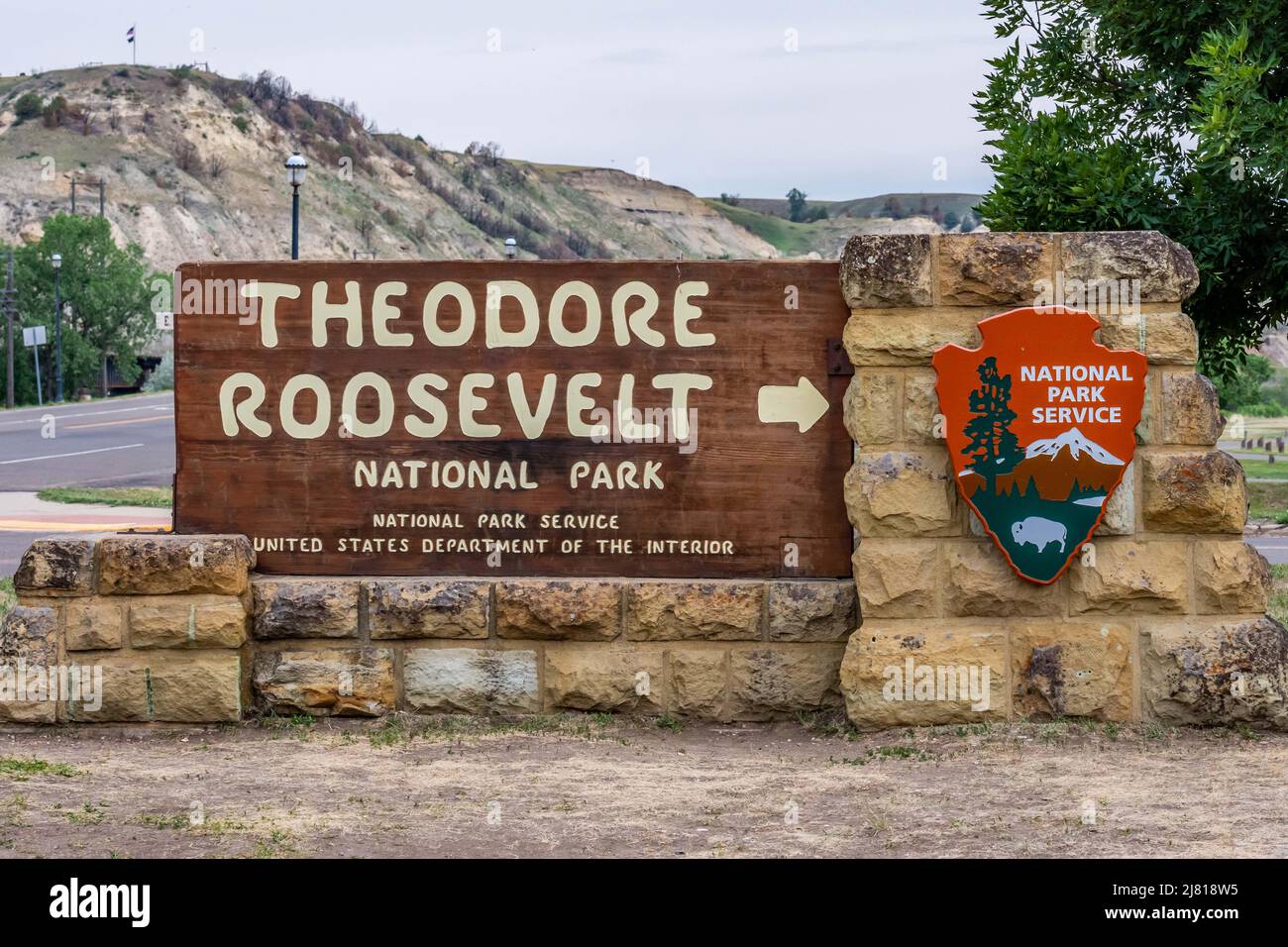 Theodore Roosevelt NP, ND, USA - 5 luglio 2021: Cartello di benvenuto all'ingresso del parco preserve Foto Stock