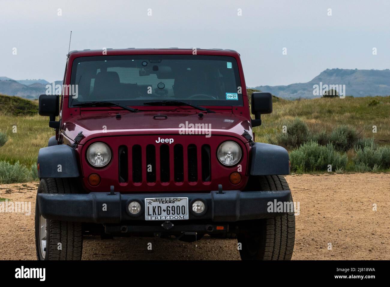 Theodore Roosevelt NP, ND, USA - 6 luglio 2021: A Jeep Wrangler Unlimited Sports parcheggiato lungo il parco riserva Foto Stock