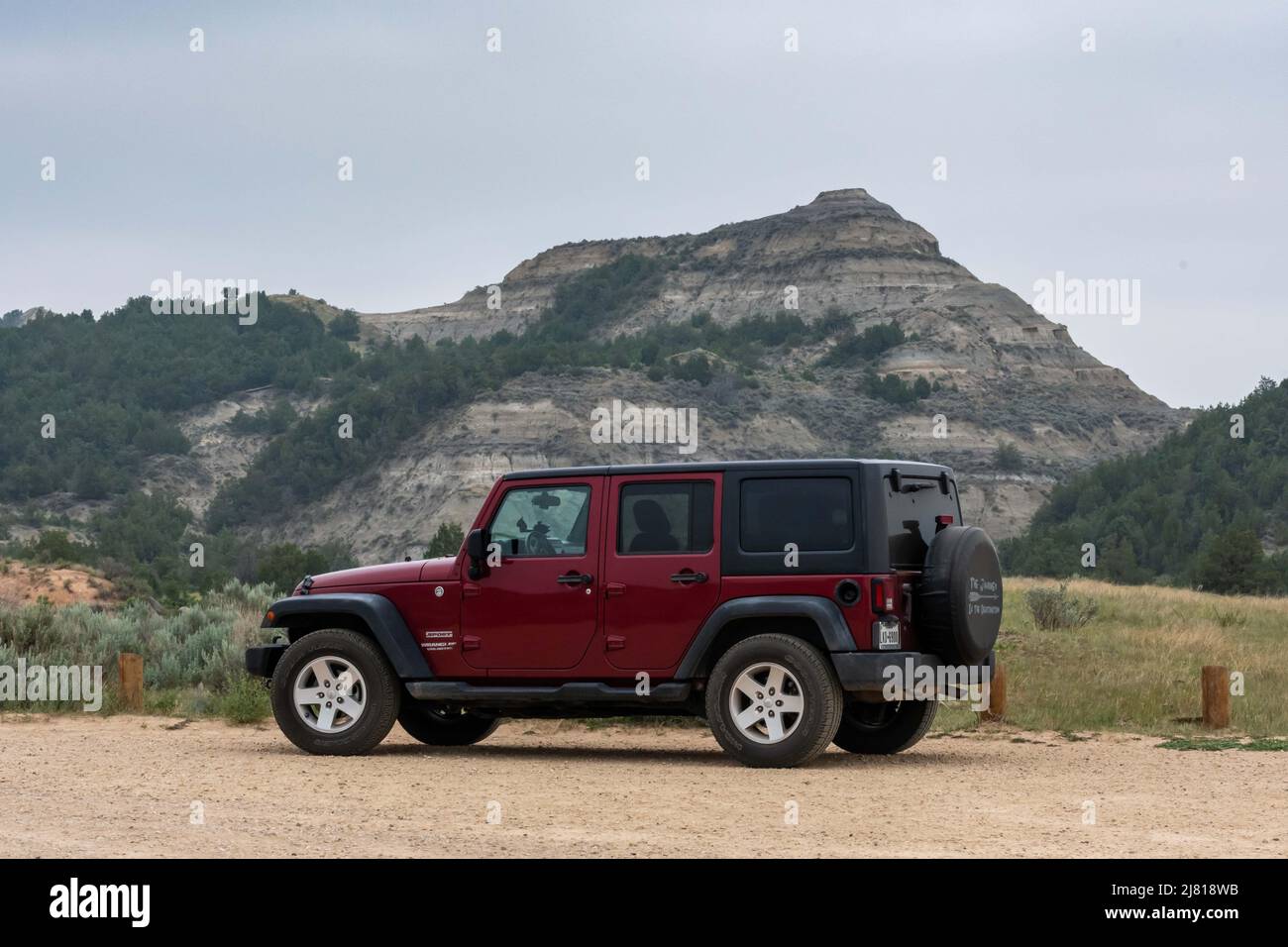 Theodore Roosevelt NP, ND, USA - 6 luglio 2021: A Jeep Wrangler Unlimited Sports parcheggiato lungo il parco riserva Foto Stock