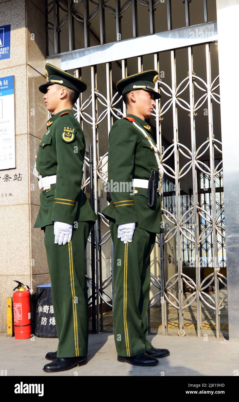 Soldati cinesi nella loro uniforme comunista e il cappello tradizionale. Foto Stock