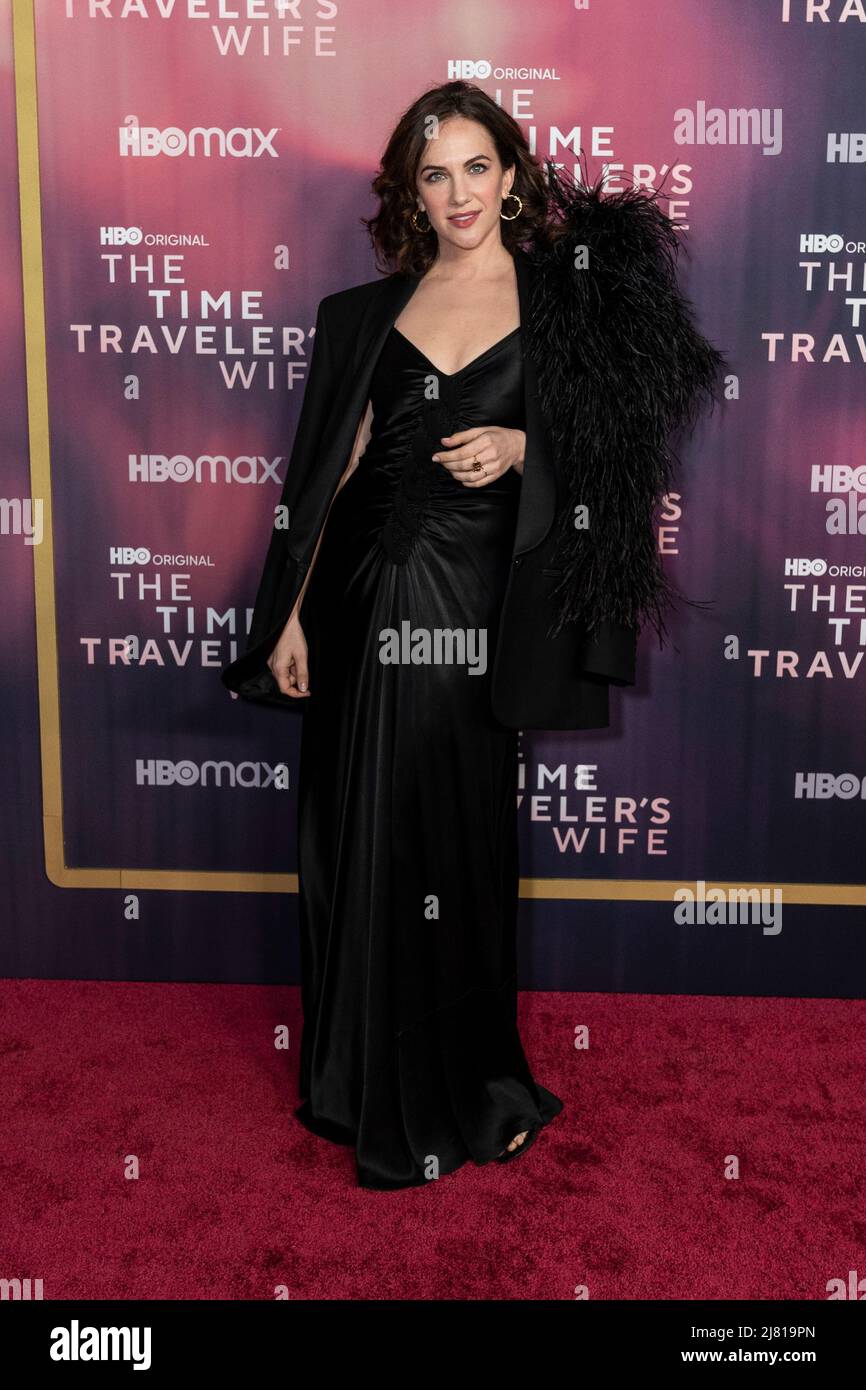 New York, NY - 11 maggio 2022: Kate Siegel vestito da John Galliano frequenta la premiere della moglie di The Time Traveler di HBO alla Morgan Library Foto Stock