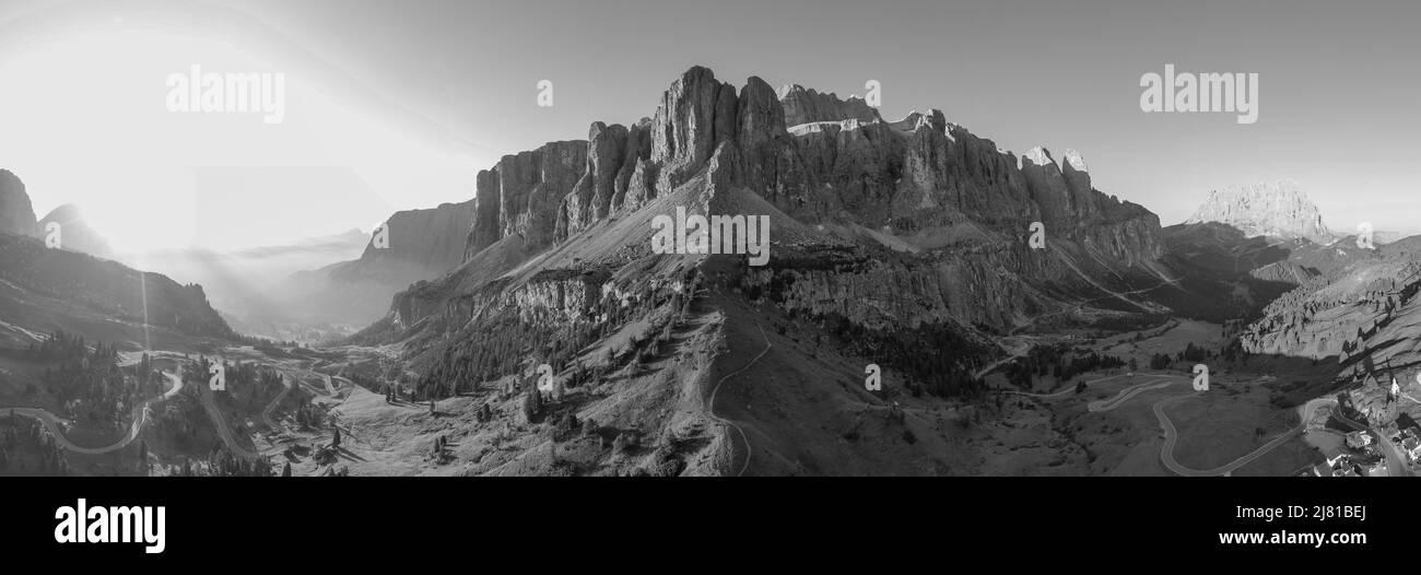 Veduta aerea del Passo Gardena, Passo Gardena, Rifugio Frara, Dolomiti, Dolomiti, Alto Adige, Italia, Patrimonio dell'Umanità dell'UNESCO. Foto Stock