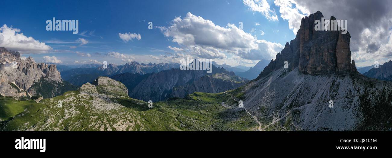 Bella giornata di sole sulle Dolomiti. Vista sulle tre Cime di Lavaredo - tre famose cime di montagna che assomigliano ai camini. Foto Stock