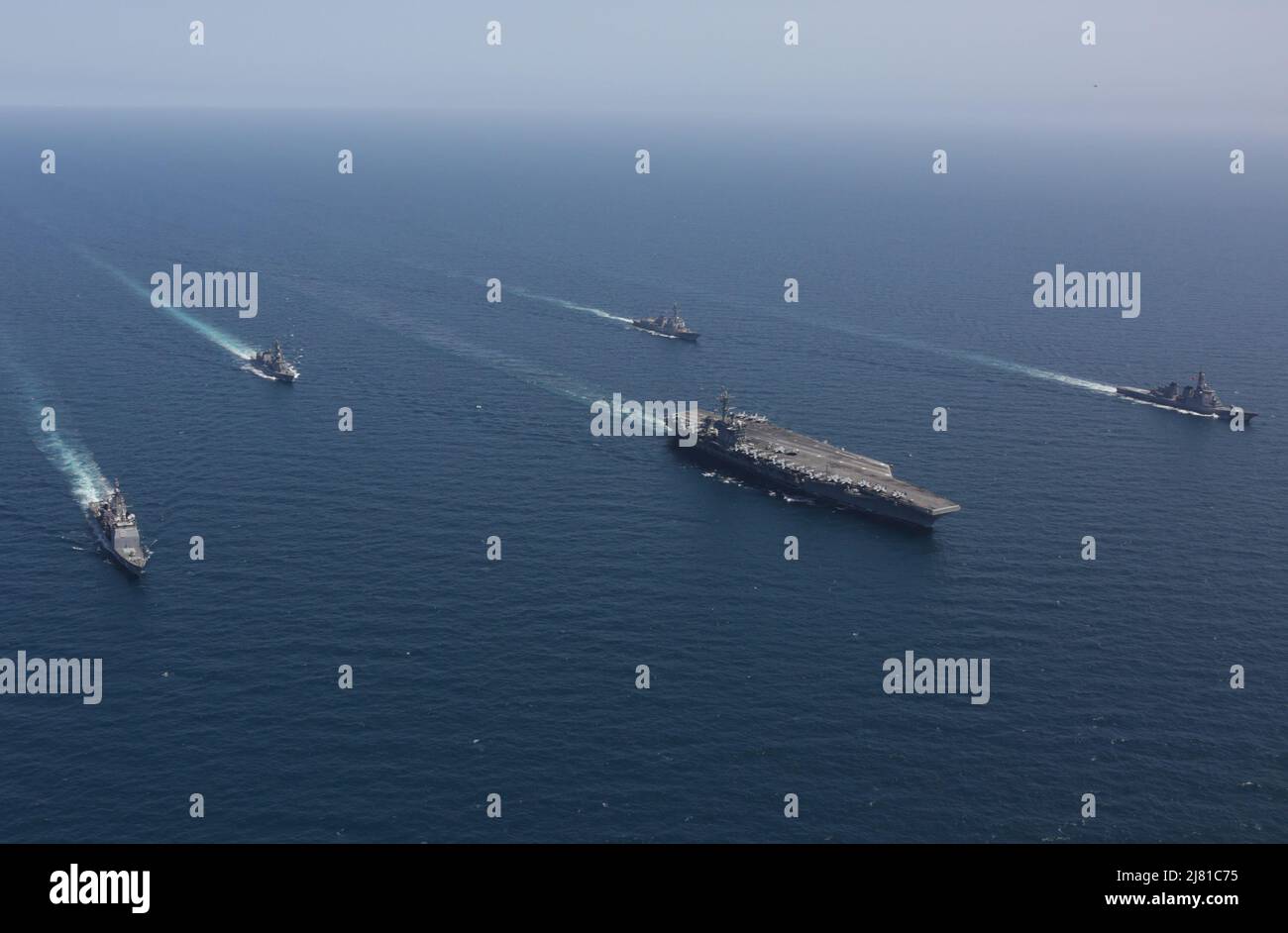 12 aprile 2022 - Sea of Japan - il vettore aereo di classe Nimitz USS Abraham Lincoln (CVN 72), centro, l'incrociatore missilistico guidato di classe Ticonderoga USS Mobile Bay (CG 53), a sinistra, Giappone forza di autodifesa marittima (JMSDF) cacciatorpediniere missilistico guidato di classe KongÅ JS KongÅ (DDG 173), a destra, JMSDF Murasame, a sinistra, JD-S-105, JD-BACK E il cacciatorpediniere missilistico guidato di classe Arleigh Burke USS Spruance (DDG 111) naviga in formazione durante un esercizio bilaterale USA-Giappone. Durante gli esercizi bilaterali tra Abraham Lincoln Carrier Strike Group e JMSDF, le due navate rafforzano All-dom Foto Stock