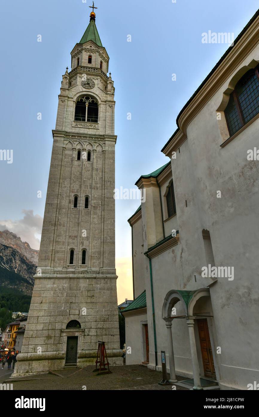 La famosa Basilica minore dei Santi Filippo e Giacomo, basilica cattolica romana situata a Cortina d'Ampezzo. Foto Stock