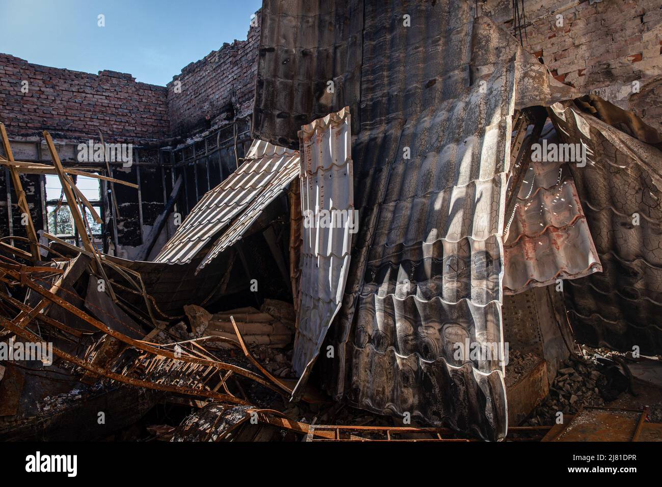 Slatyne, Ucraina. 06th maggio 2022. Vista della stazione ferroviaria di Slatyne distrutta a Slatyne, Kharkiv Oblast, Ucraina. Poiché la Russia ha rifornito le sue truppe e concentrato l'offensiva nella parte orientale dell'Ucraina, Kharkiv e la zona circostante in Ucraina sono ora sotto costante minaccia di bombardamenti e attacchi aerei russi. (Foto di Alex Chan/SOPA Images/Sipa USA) Credit: Sipa USA/Alamy Live News Foto Stock