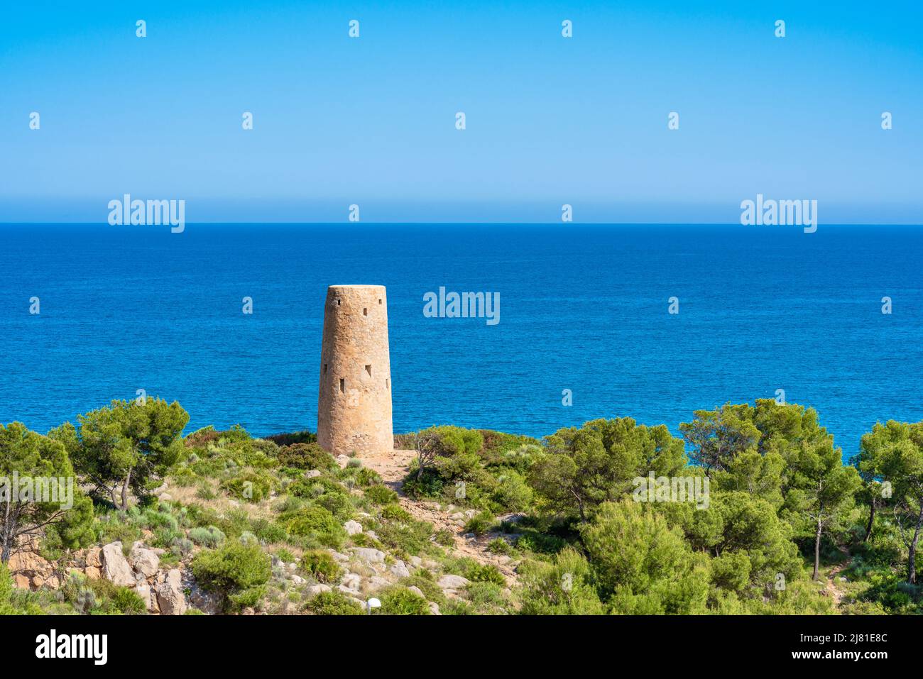 Idilliaco mare mediterraneo. Torre del la Corda a Oropesa del Mar, Spagna Foto Stock