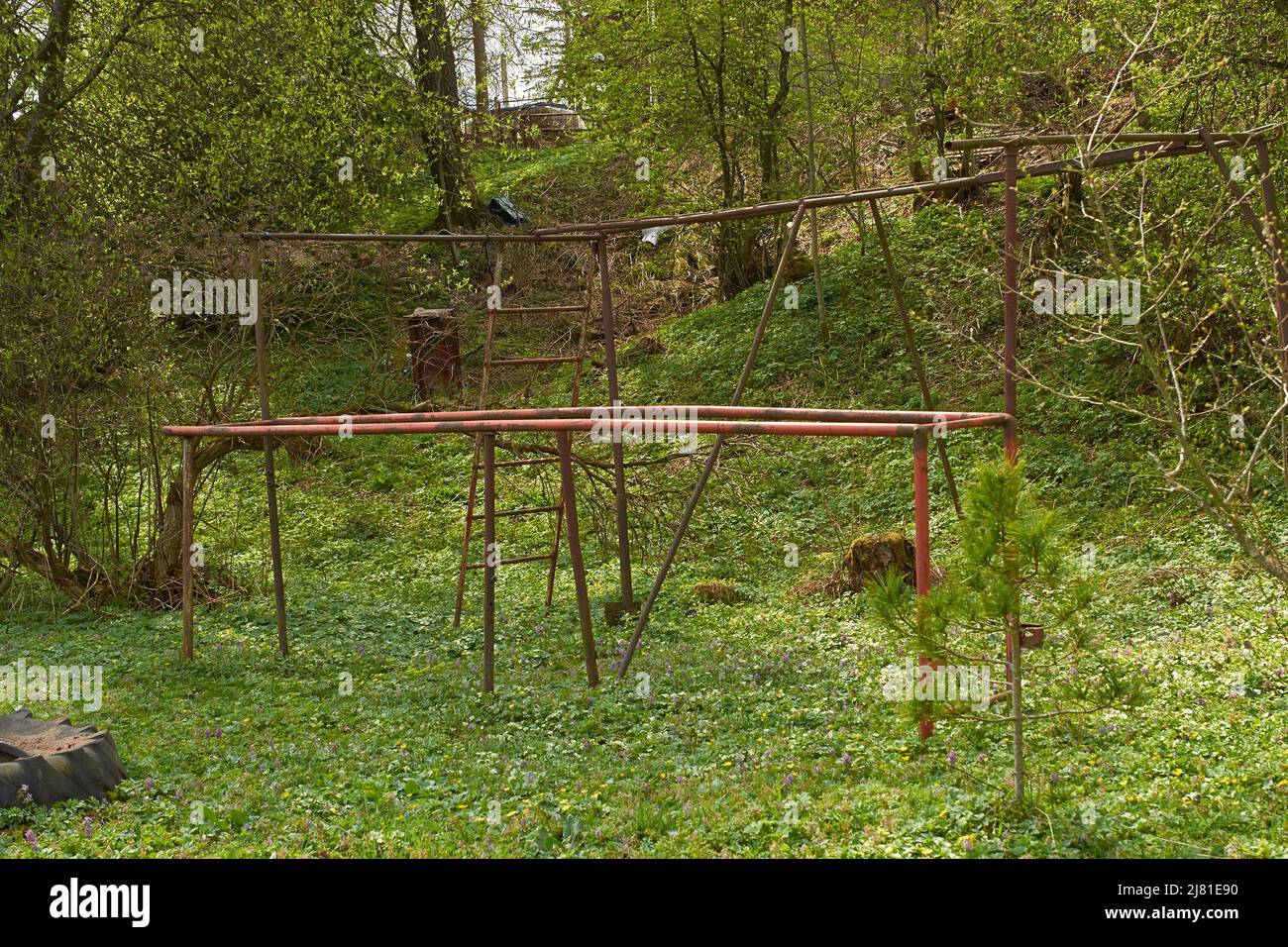Un terreno sportivo abbandonato con sbarre orizzontali arrugginite Foto Stock