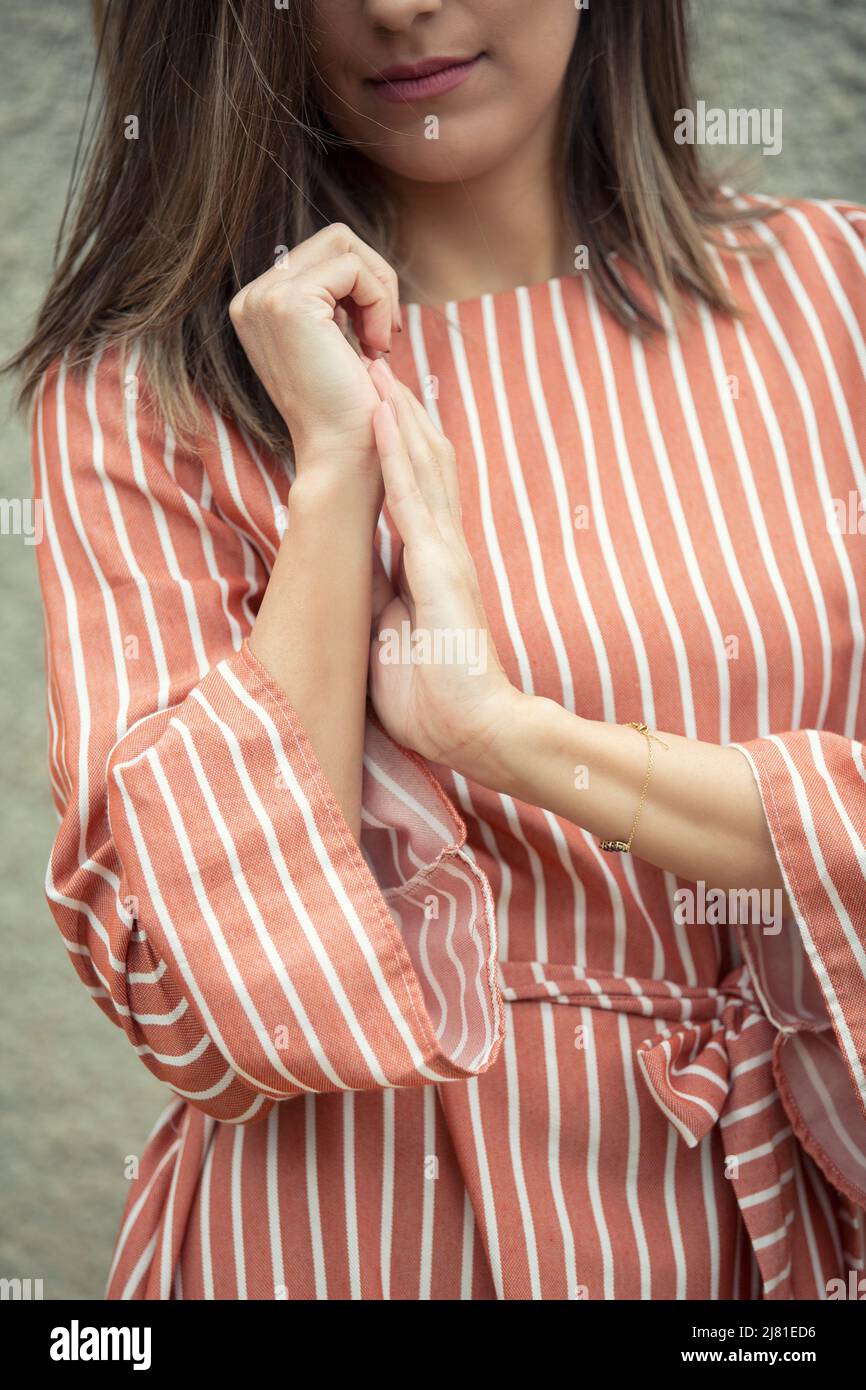 Primo piano di donna in abito a righe all'aperto Foto Stock