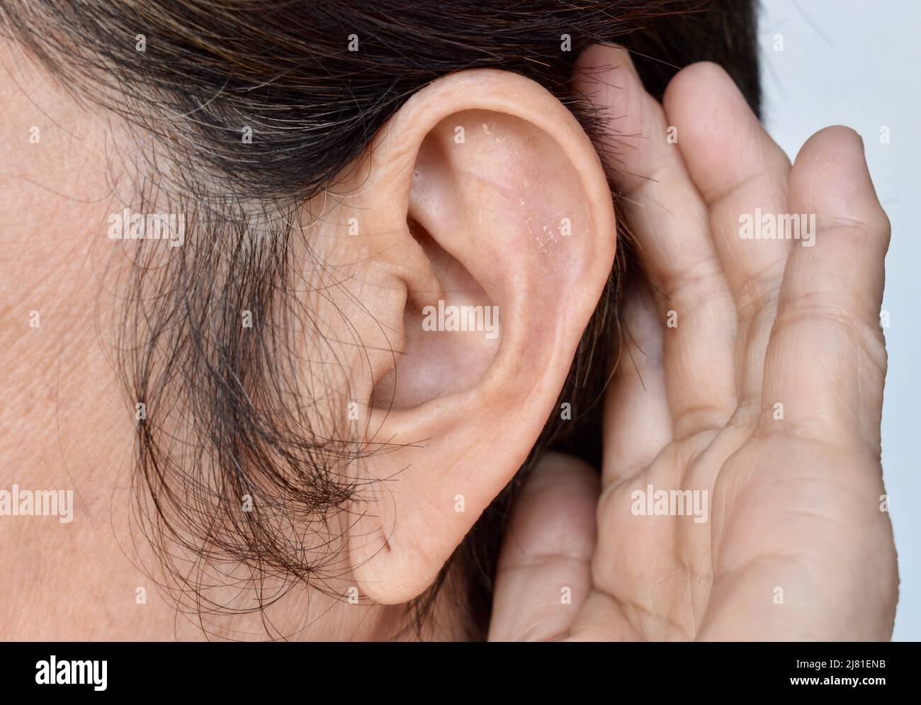 Orecchio di anziana asiatica con sordità. Concetto di tenere aperte le orecchie. Foto Stock