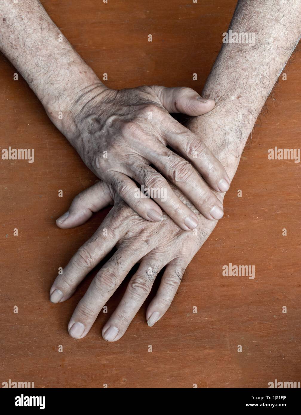 Mano dell'anziano del sud-est asiatico. Concetto di artrite reumatoide, osteoartrite, o dolore articolare. Foto Stock