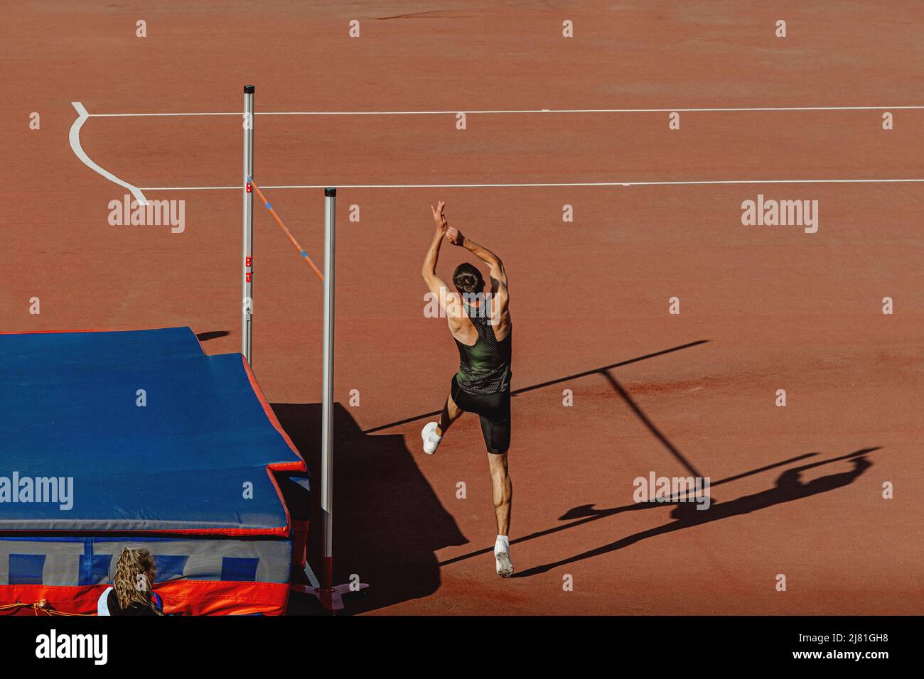 atleta maschile di alto salto in competizione atletica Foto Stock