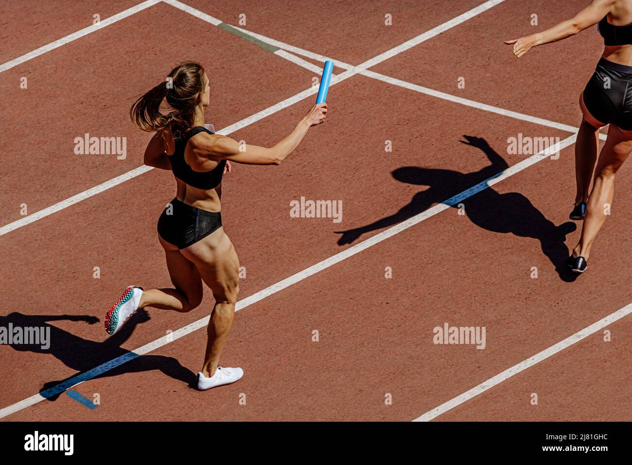 relè da donna 4x400 metri in gara di atletica Foto Stock
