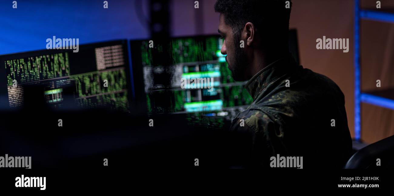 Hacker in unifrorm militare su Dark web, cyberwar concetto. Foto Stock