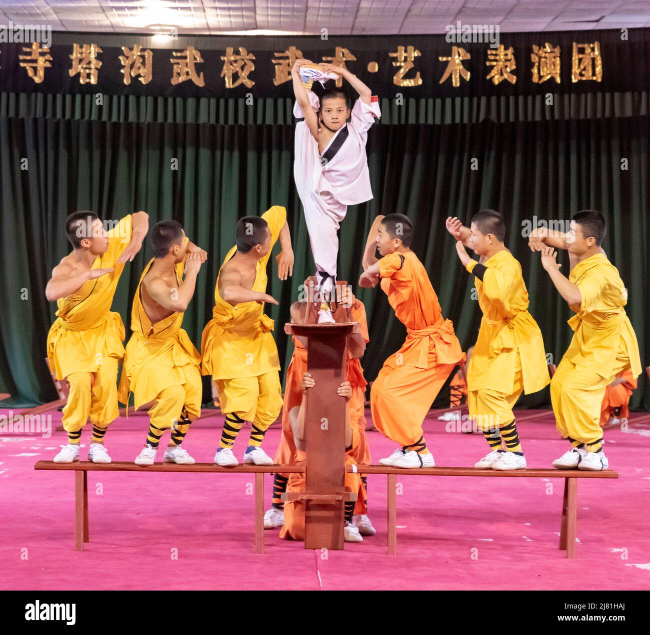 Gli apprendisti del famoso Tempio Shaolin a Dengfeng, Henan, Cina, svolgono le loro arti marziali e abilità acrobatiche. Foto Stock