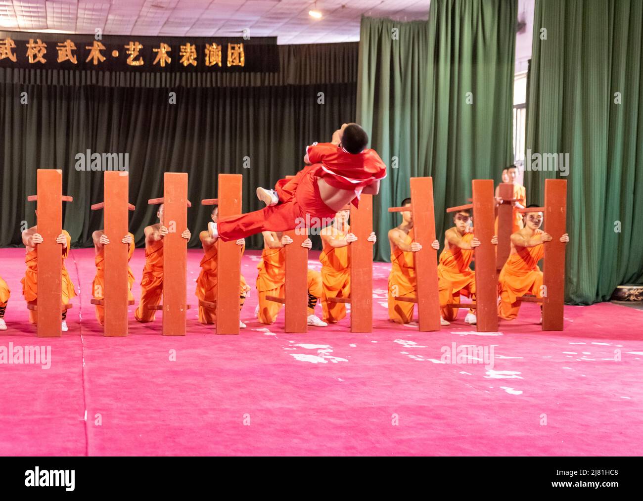 Gli apprendisti del famoso Tempio Shaolin a Dengfeng, Henan, Cina, svolgono le loro arti marziali e abilità acrobatiche. Foto Stock