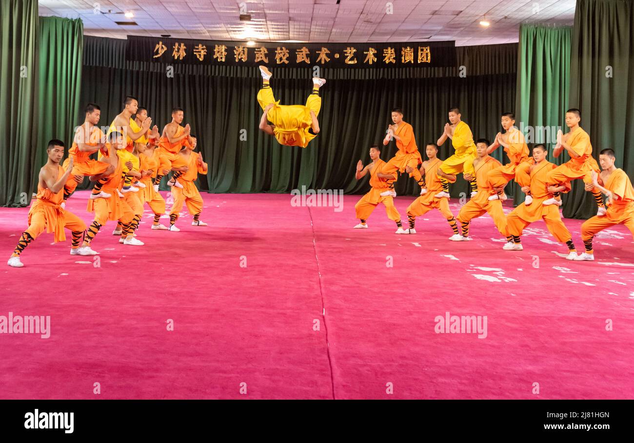 Gli apprendisti del famoso Tempio Shaolin a Dengfeng, Henan, Cina, svolgono le loro arti marziali e abilità acrobatiche. Foto Stock