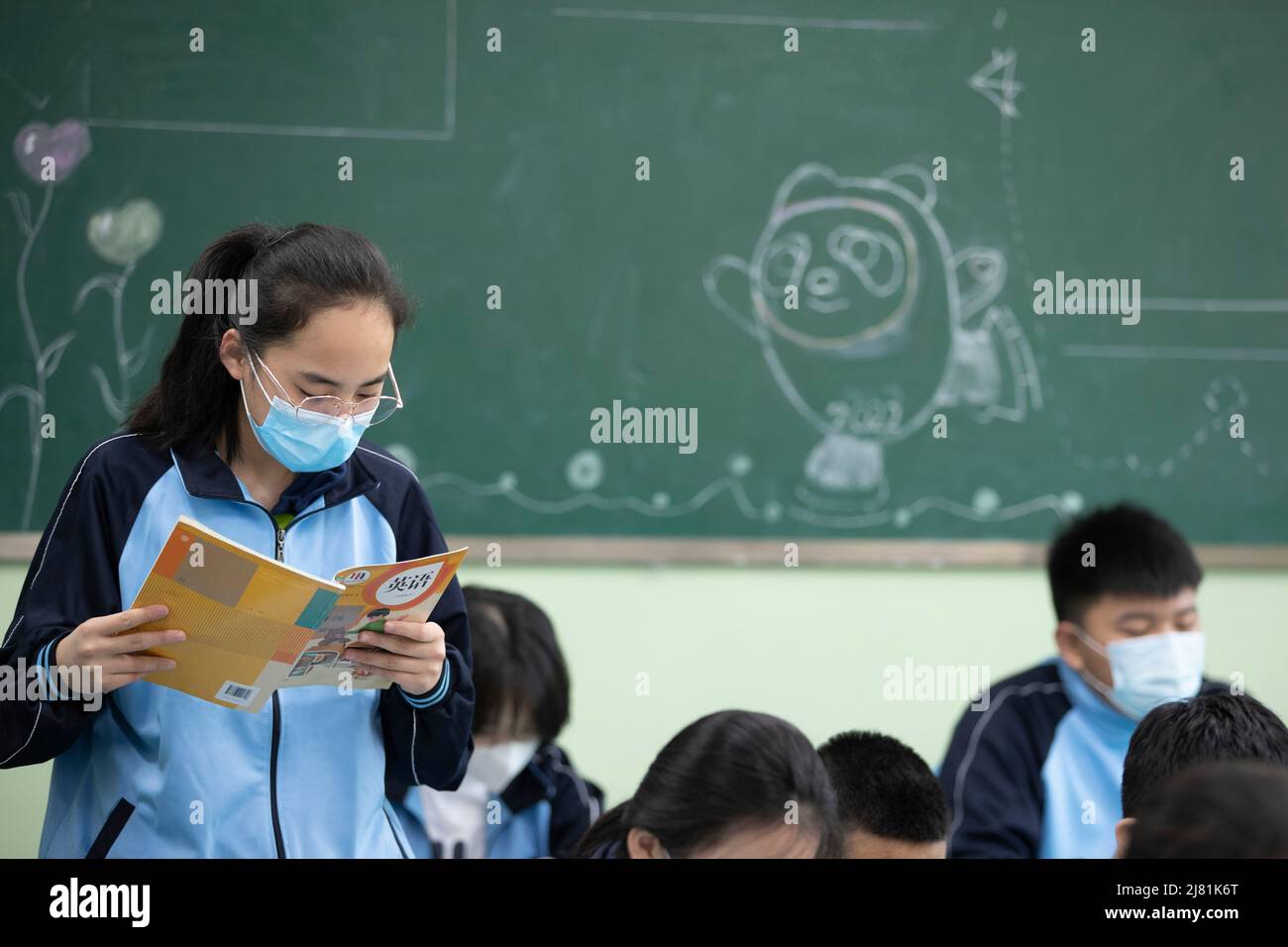 Harbin, la provincia cinese di Heilongjiang. 12th maggio 2022. Gli studenti frequentano una classe al No. 60 Middle School di Harbin, provincia Heilongjiang della Cina nord-orientale, 12 maggio 2022. Le scuole di Harbin hanno iniziato a riprendere le lezioni di persona in fasi il giovedì. Credit: Zhang Tao/Xinhua/Alamy Live News Foto Stock