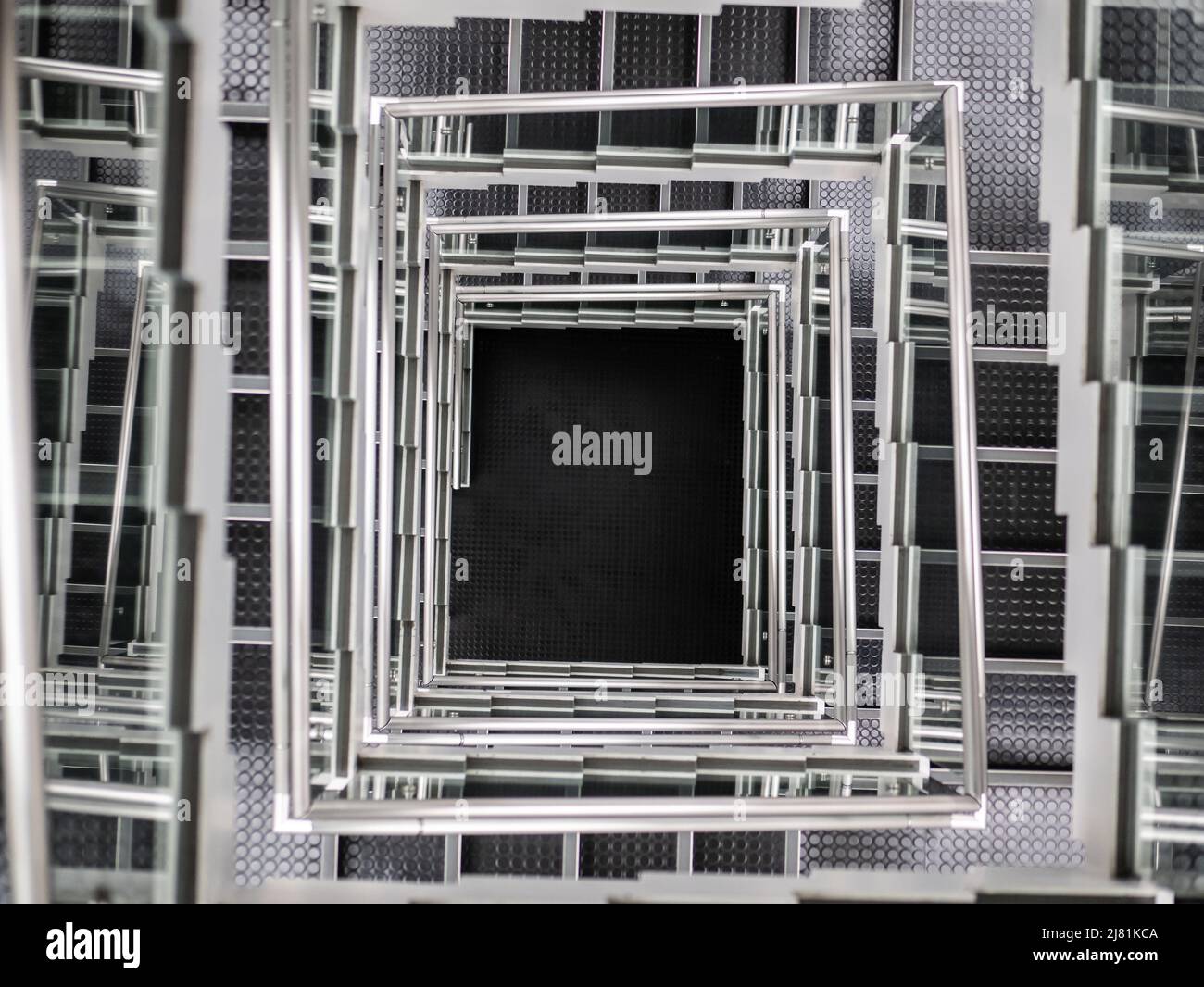 Immagine di una scala industriale in metallo moody presa dalla vista dall'alto Foto Stock