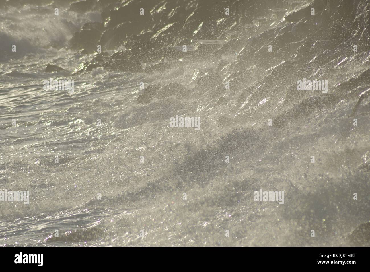 Onde mare che si infrangono contro le rocce Foto Stock