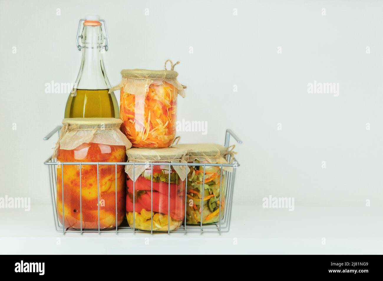 Vasetti di vetro di varietà di verdure sott'aceto o fermentate fatte in casa. Concetto di cibo fermentato. Alimenti probiotici in cibi dietetici equilibrati. Foto Stock