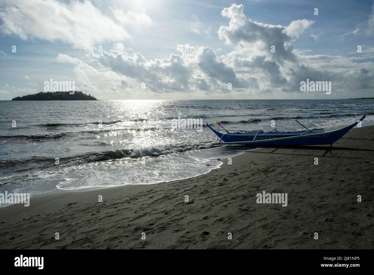 Calapan, Filippine - Aprile 2022: Nave del pescatore sulla spiaggia di Calapan il 24 Aprile 2022 a Oriental Mindoro, Filippine. Foto Stock