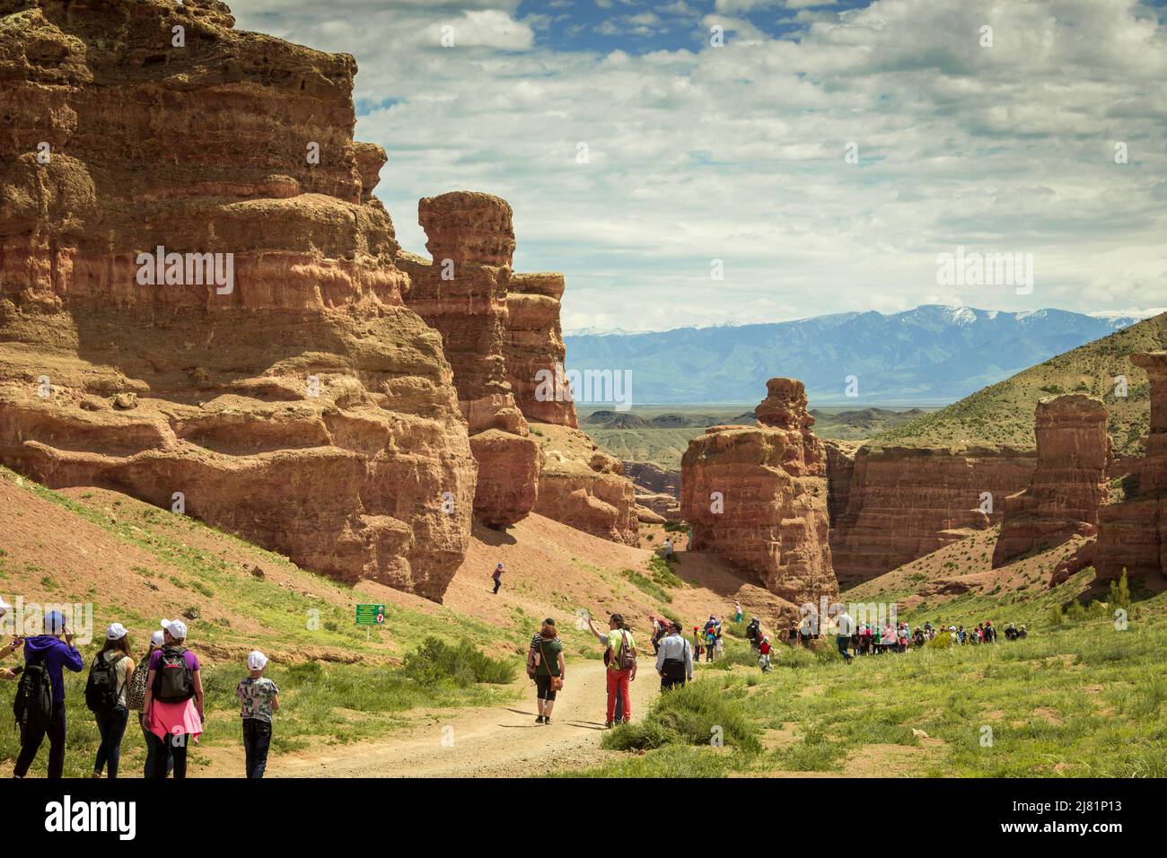 I turisti che camminano attraverso Charyn Canyon, regione di Almaty Foto Stock