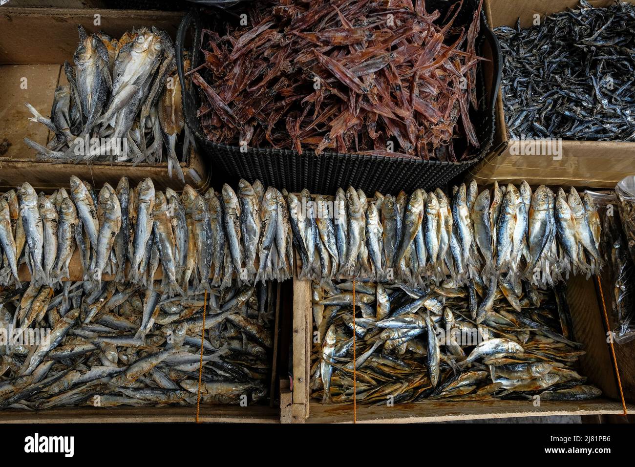 Dettaglio di una stalla che vende pesce nel mercato di San Jose in Occidental Mindoro, Filippine. Foto Stock