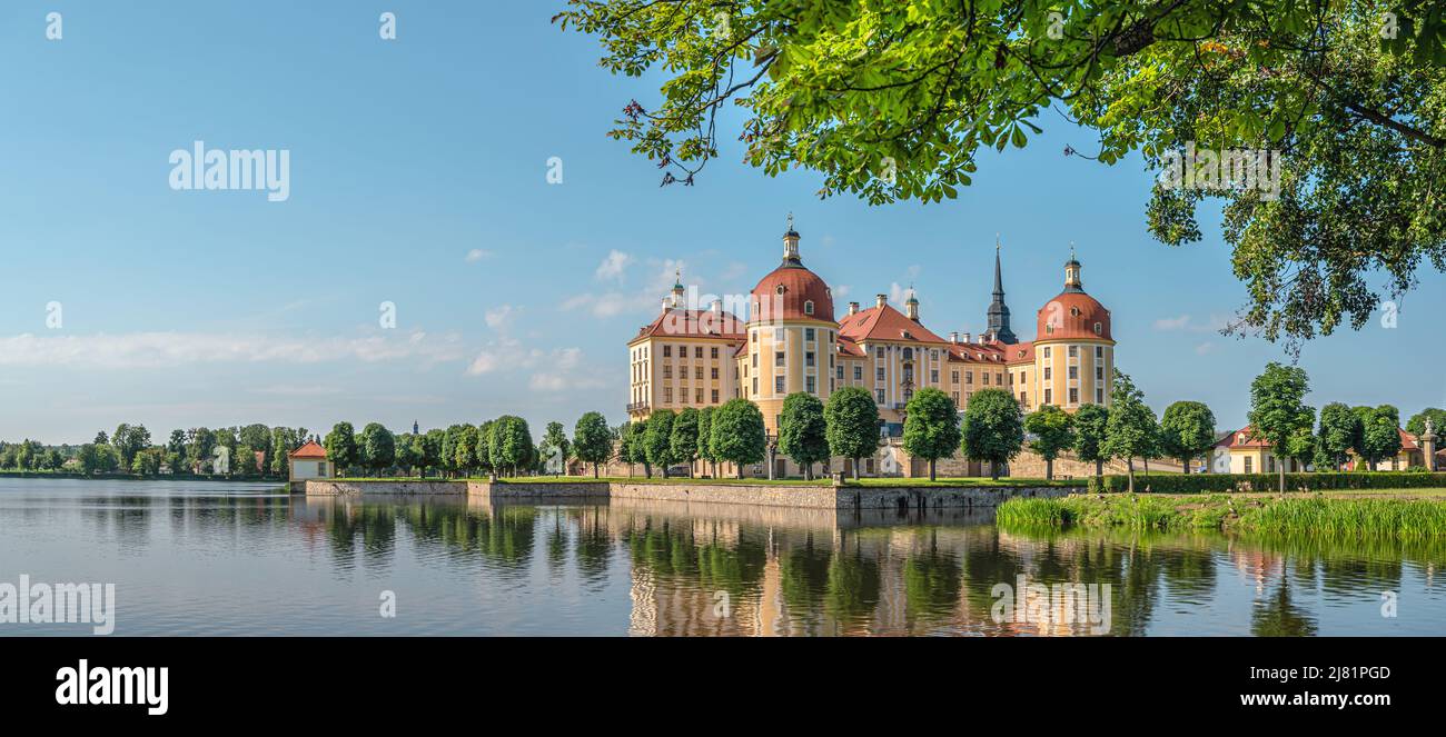 Panorama del Castello di Moritzburg, un castello barocco a Moritzburg, nei pressi di Dresda, Sassonia, Germania Foto Stock