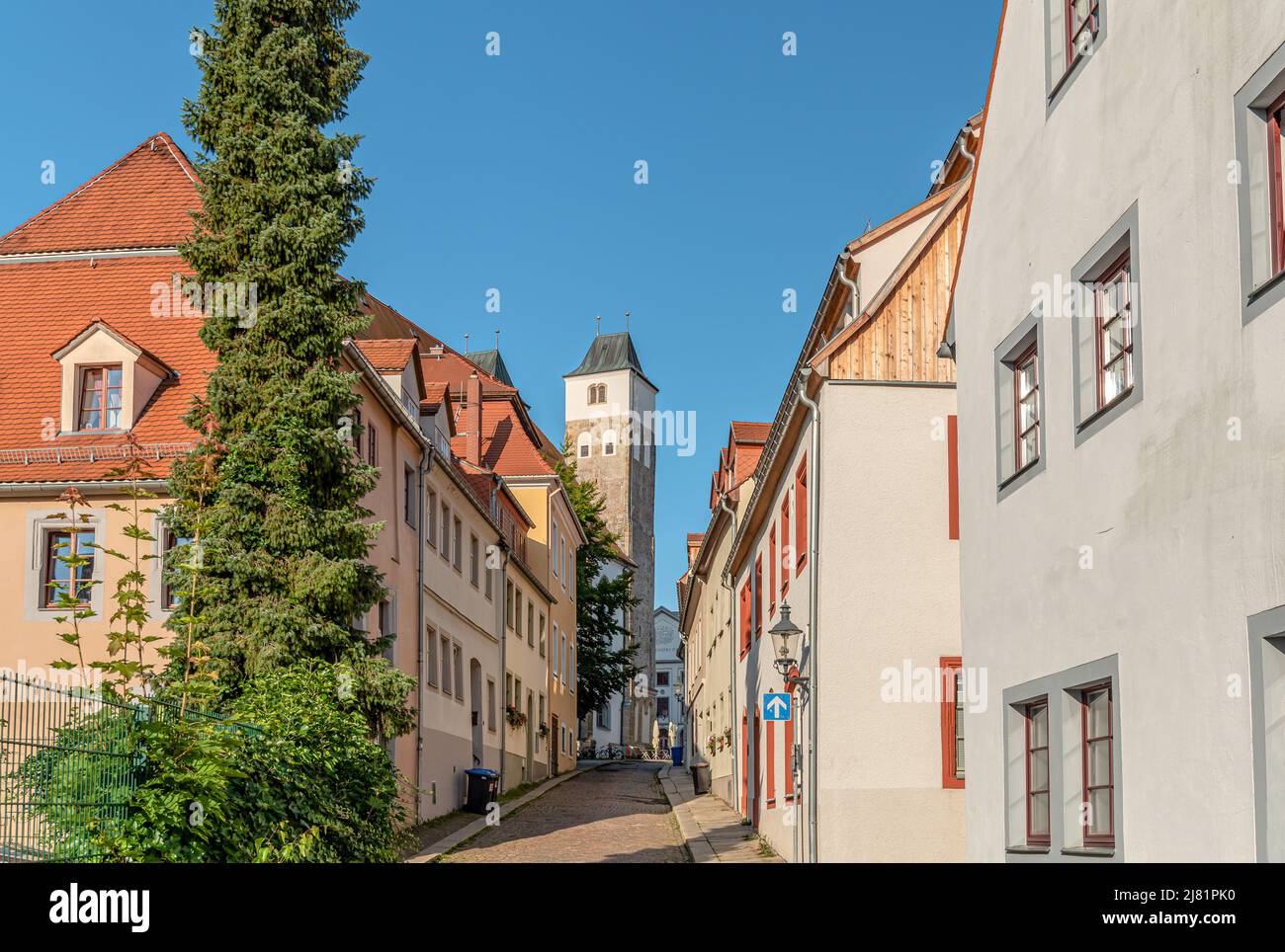 Nikolaigasse nel centro storico di Freiberg, con la Nikolaikirche sullo sfondo, Sassonia, Germania Foto Stock