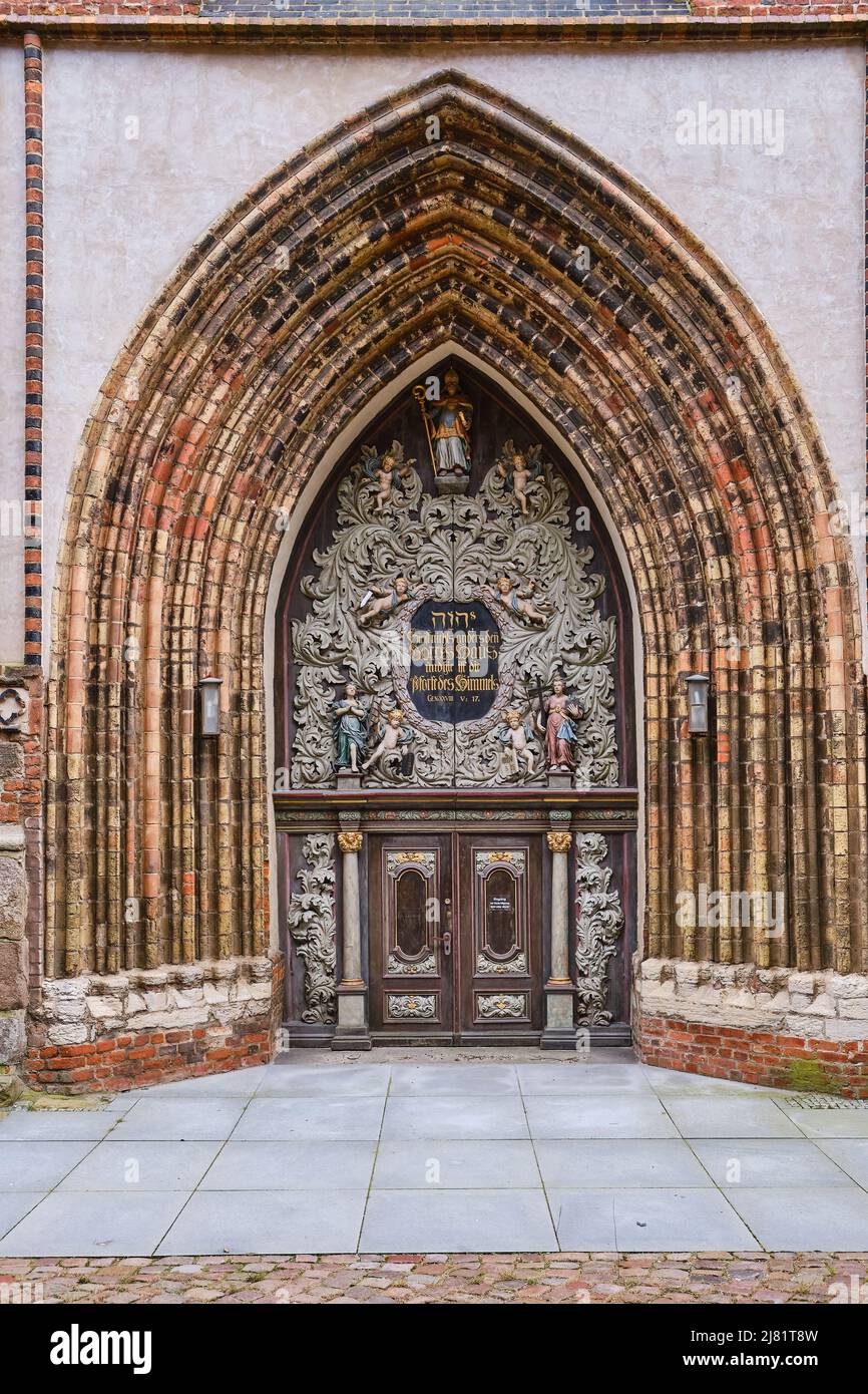 Riccamente decorato West Portal della Nikolaikirche (St Chiesa di Nicholas), Città anseatica di Stralsund, Meclemburgo-Pomerania occidentale, Germania. Foto Stock