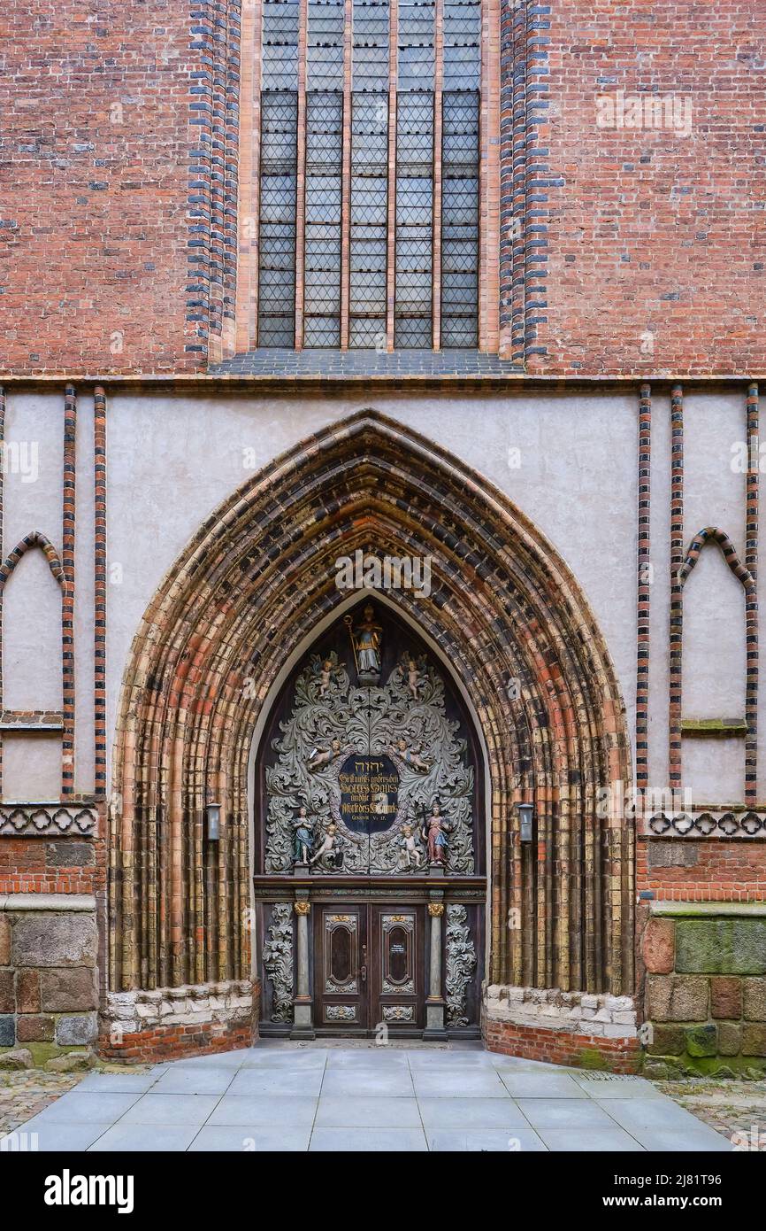 Riccamente decorato West Portal della Nikolaikirche (St Chiesa di Nicholas), Città anseatica di Stralsund, Meclemburgo-Pomerania occidentale, Germania. Foto Stock